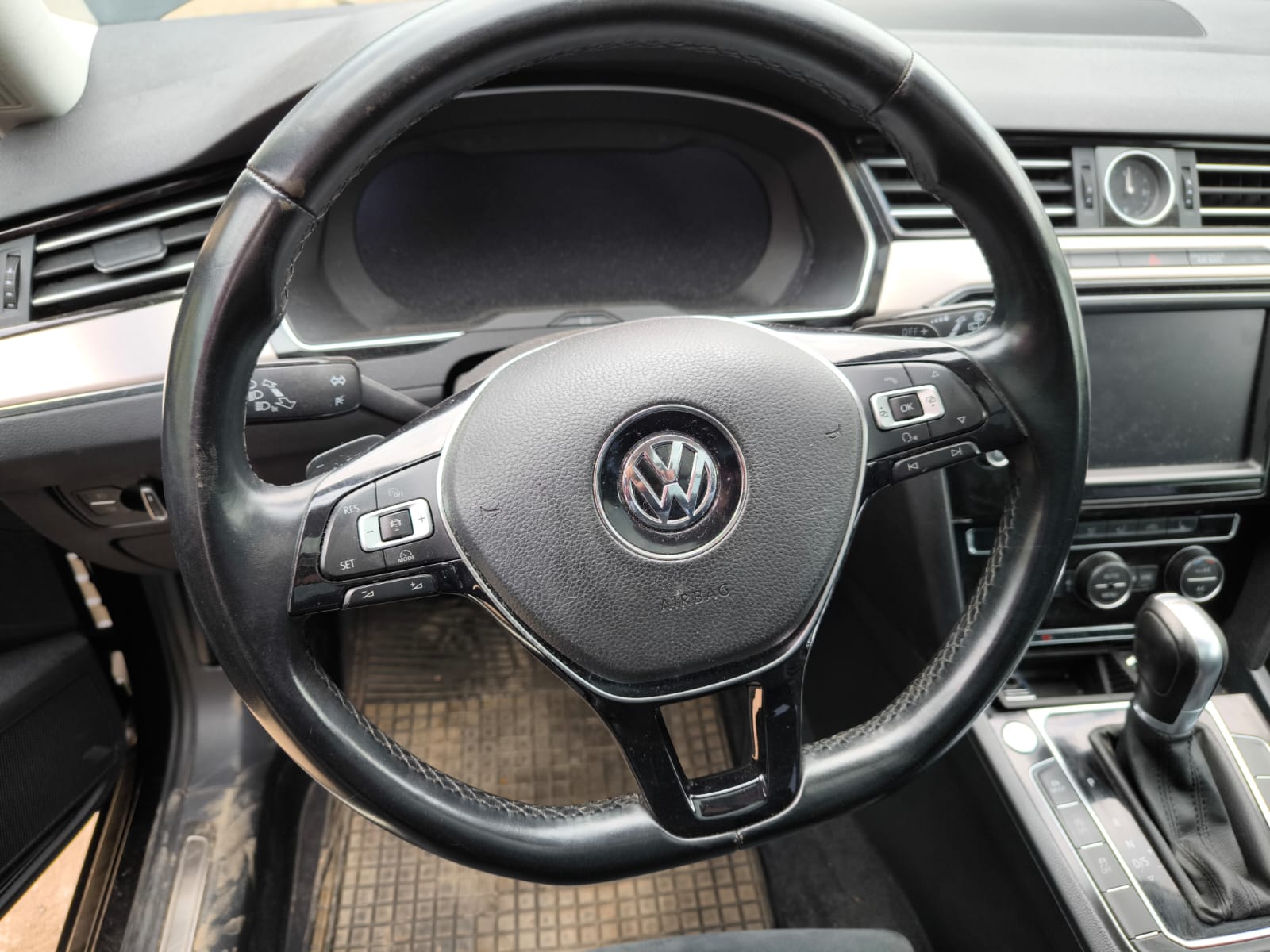 VW Passat Innenraum mit Lenkrad und Automatikschaltung in Karlsruhe verkaufen