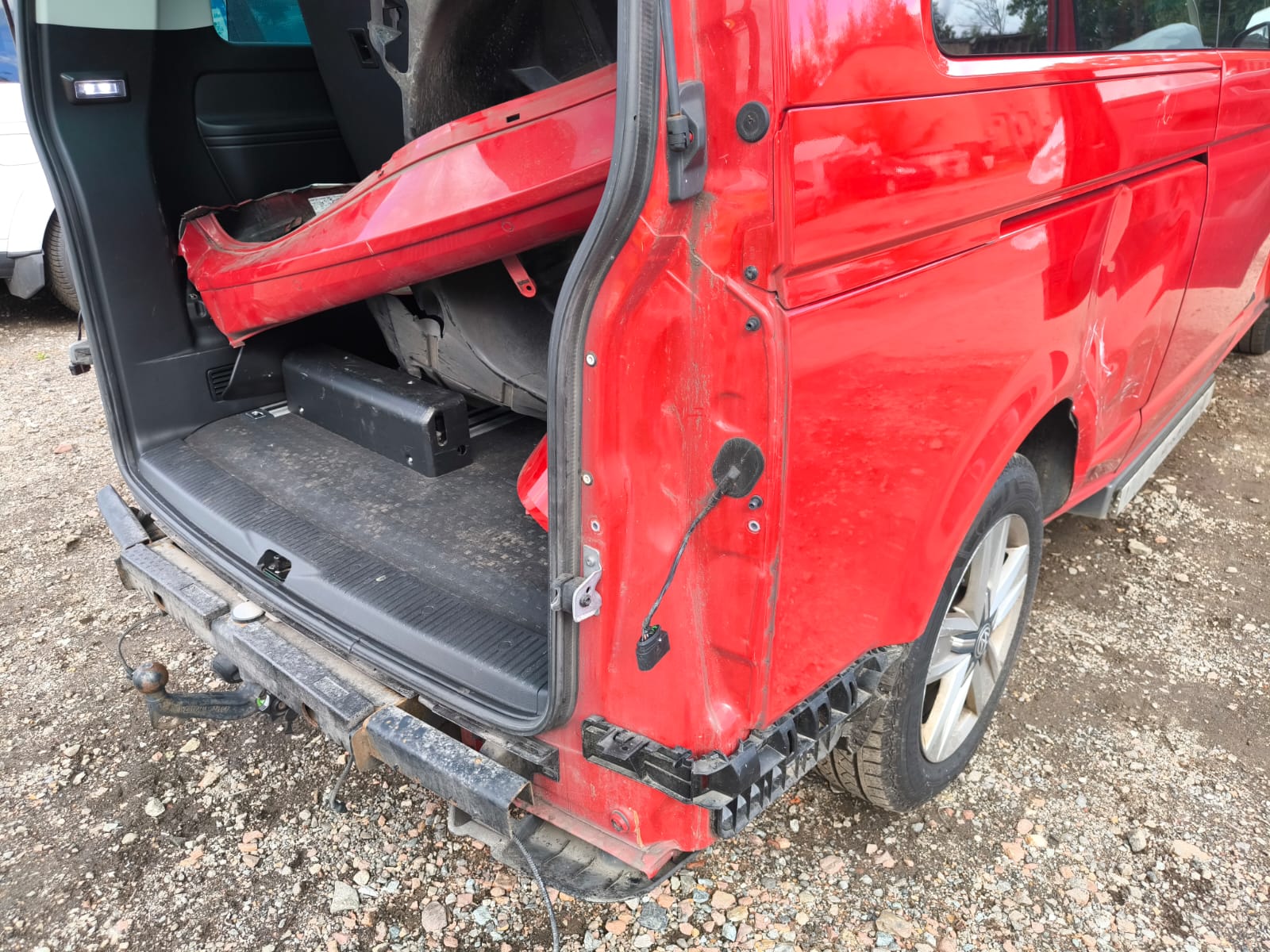 Beschädigter VW Transporter mit Heckschaden nach Unfall in Karlsruhe zum Verkaufen an Unfallwagen Händler