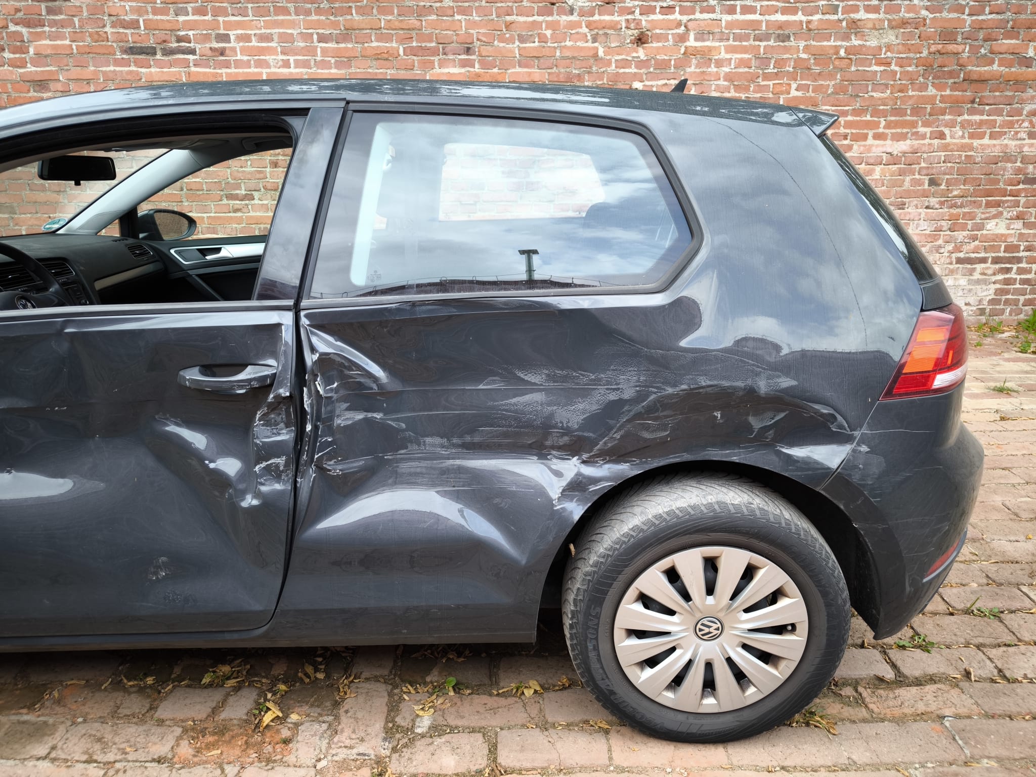 Beschädigter VW Golf mit starkem Seitenschaden nach Unfall in Kassel verkaufen