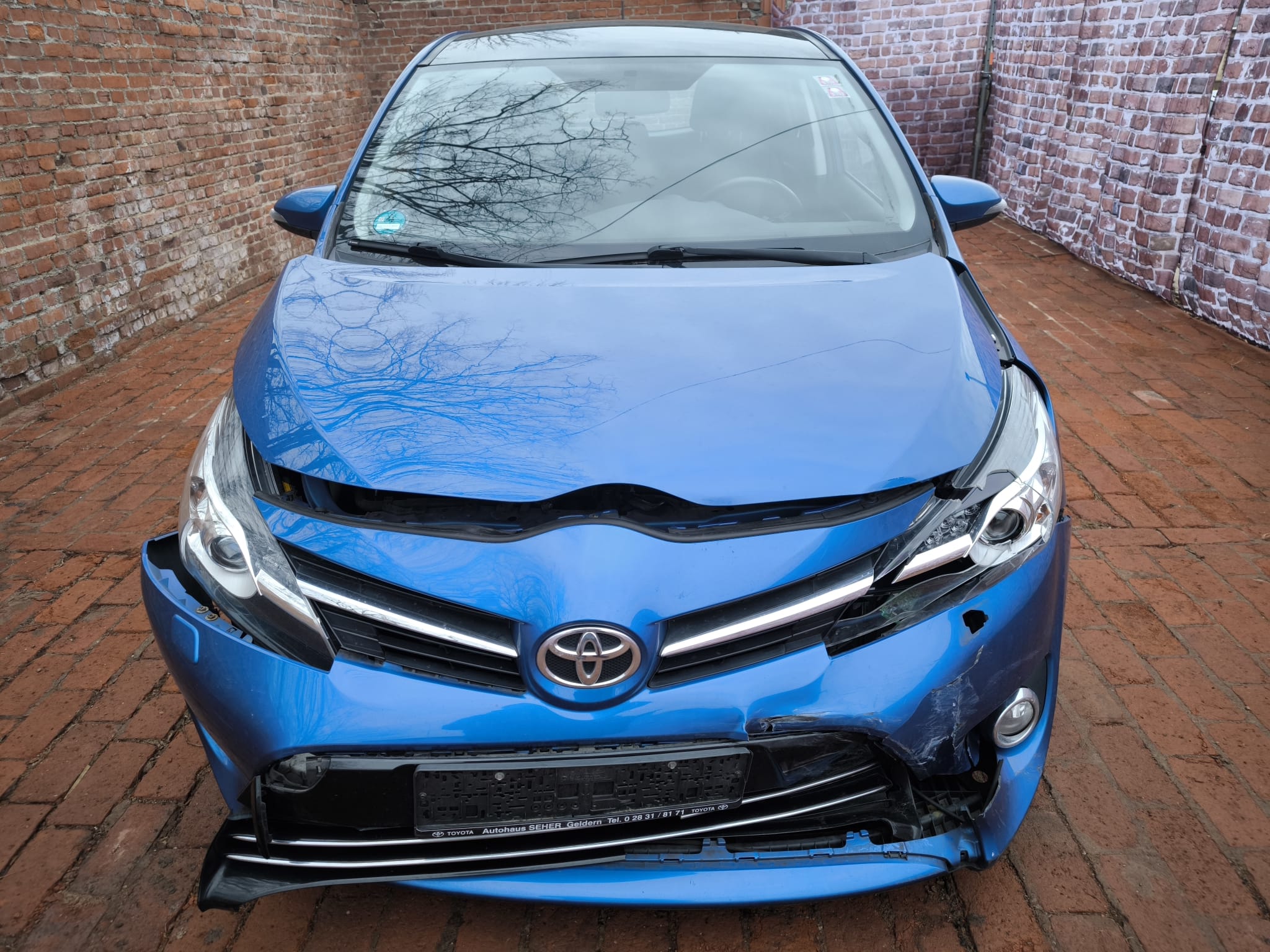 Blauer Toyota mit starkem Frontschaden nach Unfall in Kaufbeuren erfolgreich verkauft