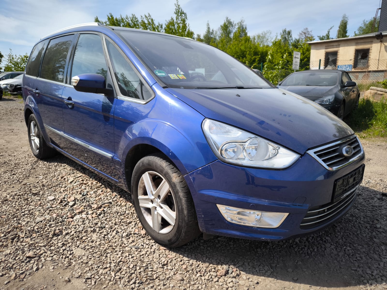 Blauer Ford Galaxy Familienvan bereits verkauft für Auto verkaufen in Kehl auf Schotterparkplatz