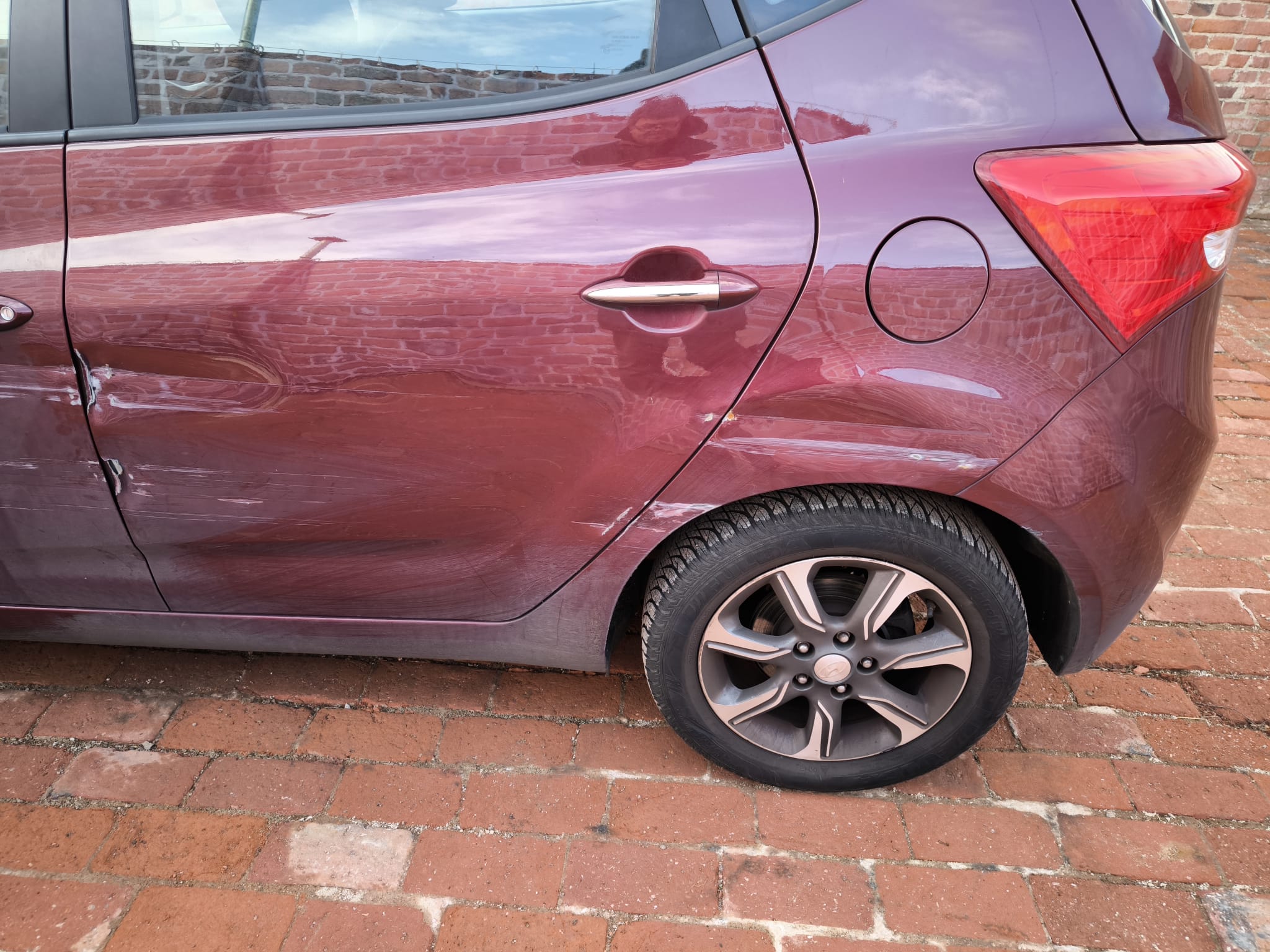 Beschädigter Kleinwagen an der Seiten- und Heckpartie nach Unfall in Kehl verkaufen