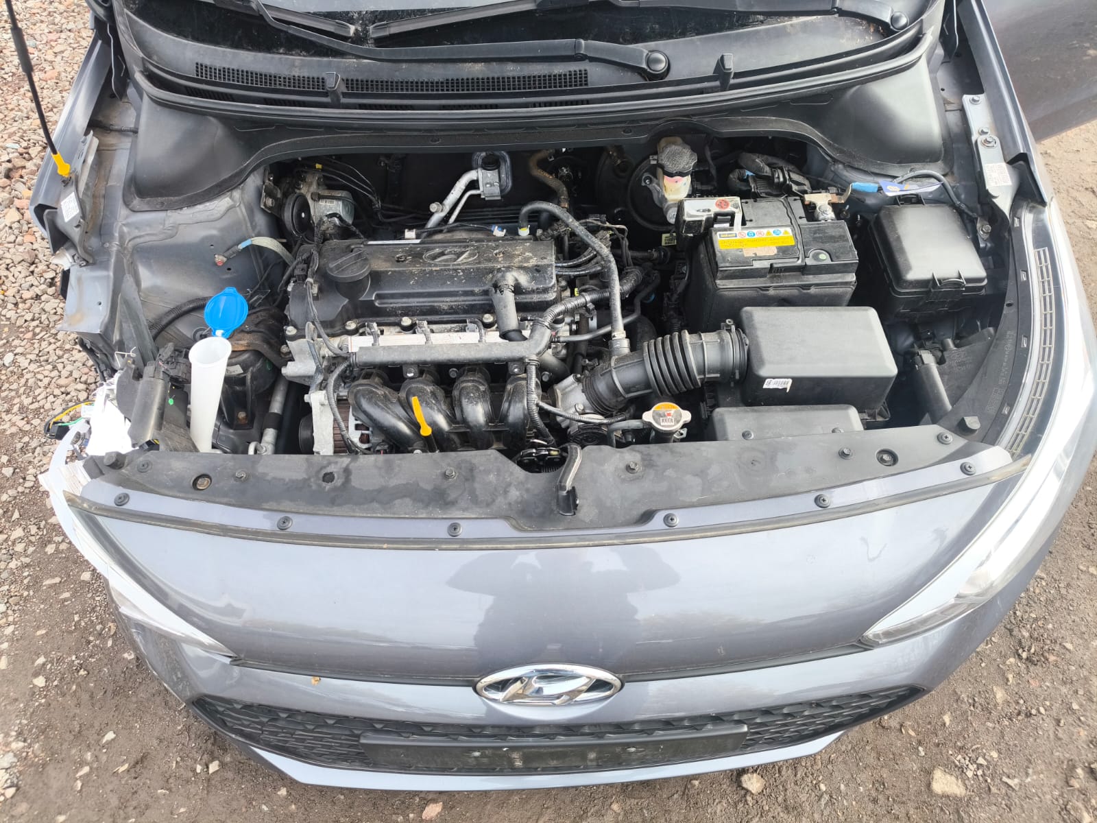 Beschädigter Hyundai Motorraum eines Unfallwagens der bereits verkauft wurde in Kempten Allgäu zur einfachen Auto verkaufen Abwicklung