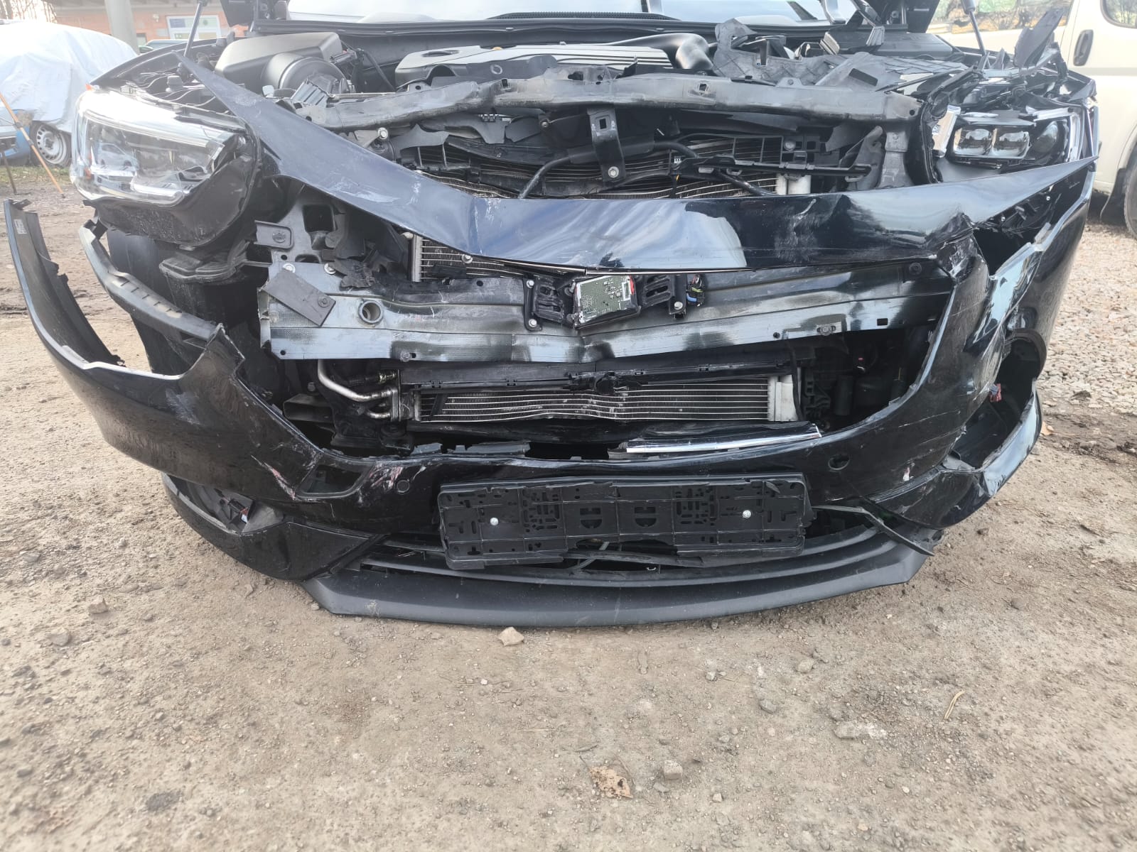 Schwer beschädigter VW mit Frontschaden nach Unfall in Kempten an seriösen Käufer verkaufen