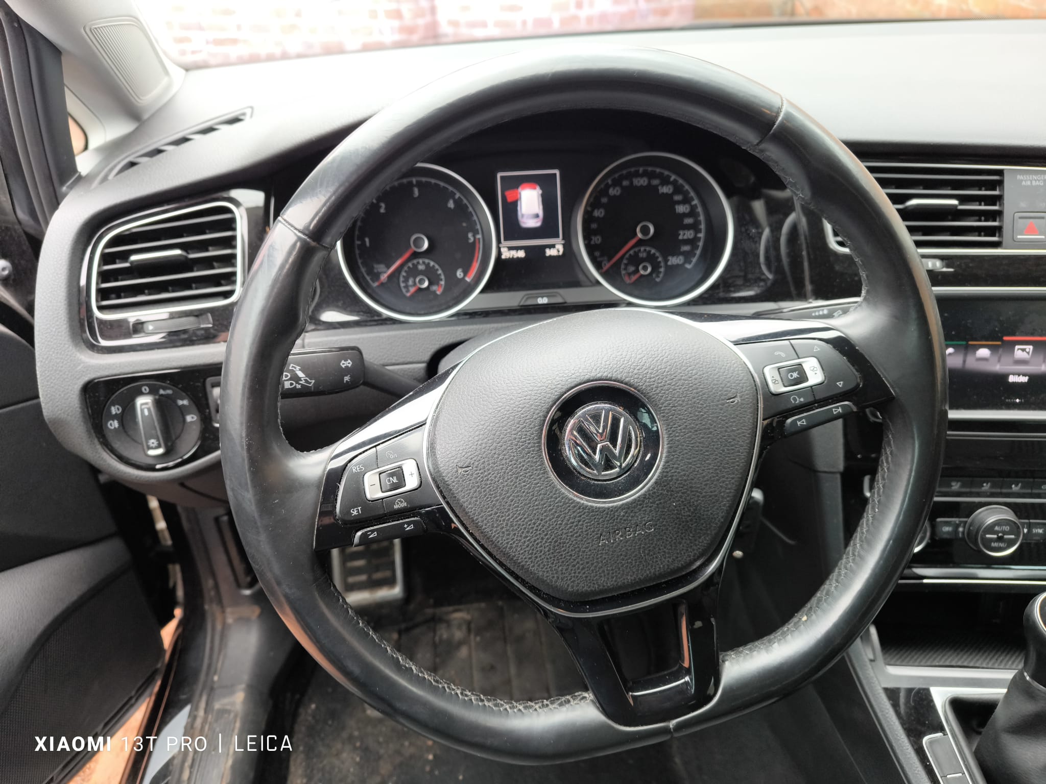 Innenraum eines VW Golf mit Lenkrad und Tacho nach dem Auto verkaufen in Kerpen