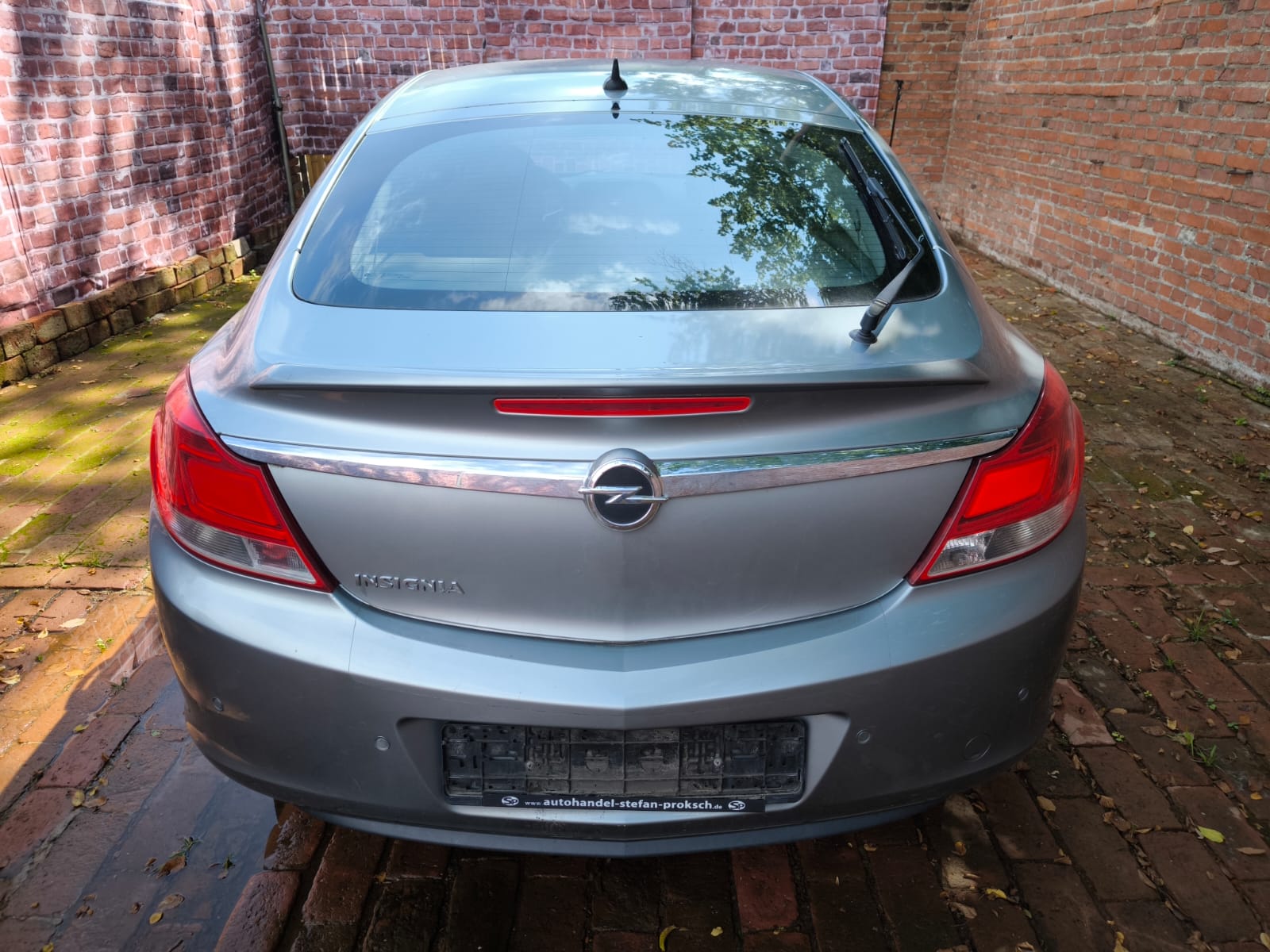Gebrauchter Opel Insignia von hinten in Hofansicht nach dem sicheren Auto verkaufen in Kiel