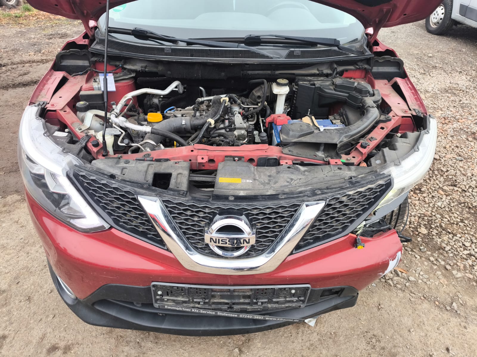 Beschädigter Nissan mit geöffnetem Motorraum nach Frontunfall für Unfallwagen verkaufen in Kirchheim unter Teck