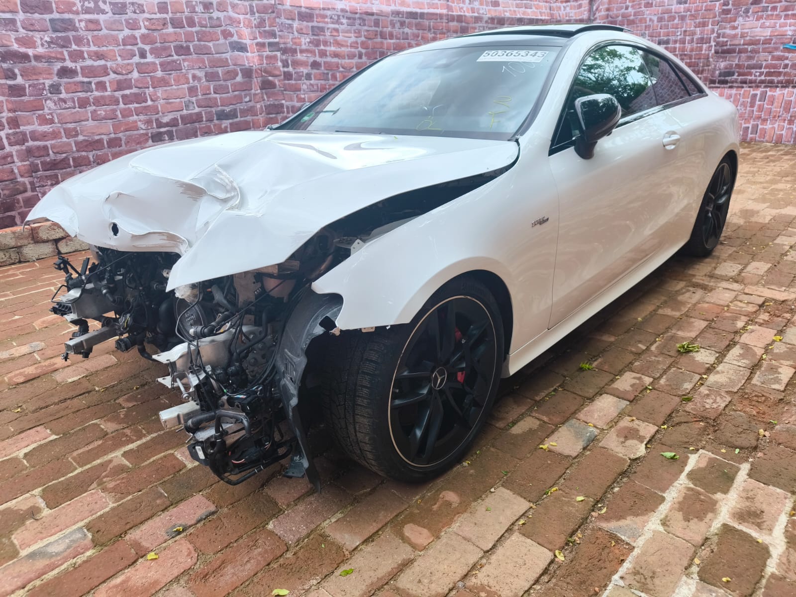 Beschädigtes Mercedes AMG Coupé mit starkem Frontschaden als Beispiel für Unfallwagen verkaufen in Kleve