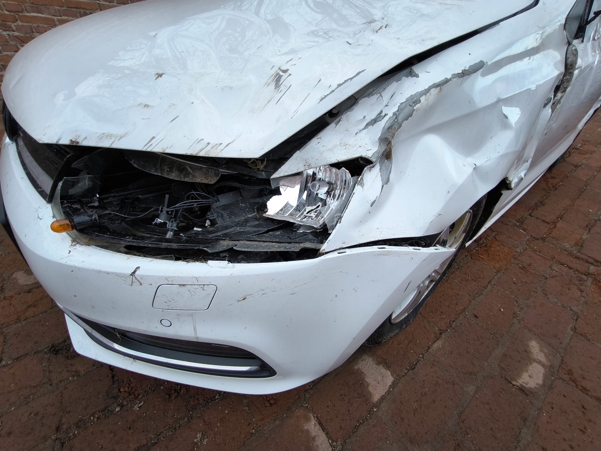 Stark beschädigtes weißes Auto mit Frontschaden nach Unfall in Kleve verkaufen