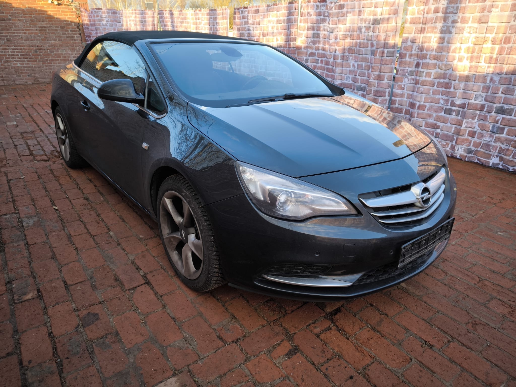 Opel Cabrio als bereits verkauftes Unfallfahrzeug für Autoexport in Köln verkaufen