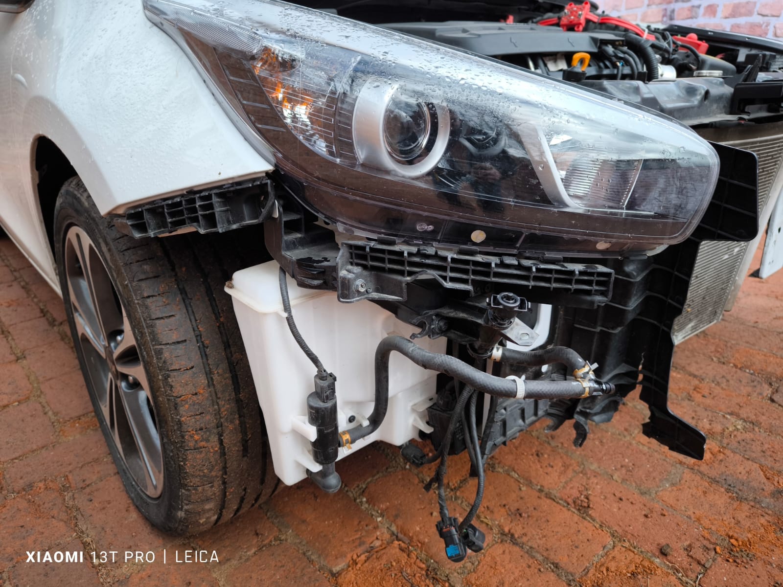 Beschädigter Kompaktwagen an der Front nach Unfall auf nasser Ziegelauffahrt in Köln für Unfallauto verkaufen