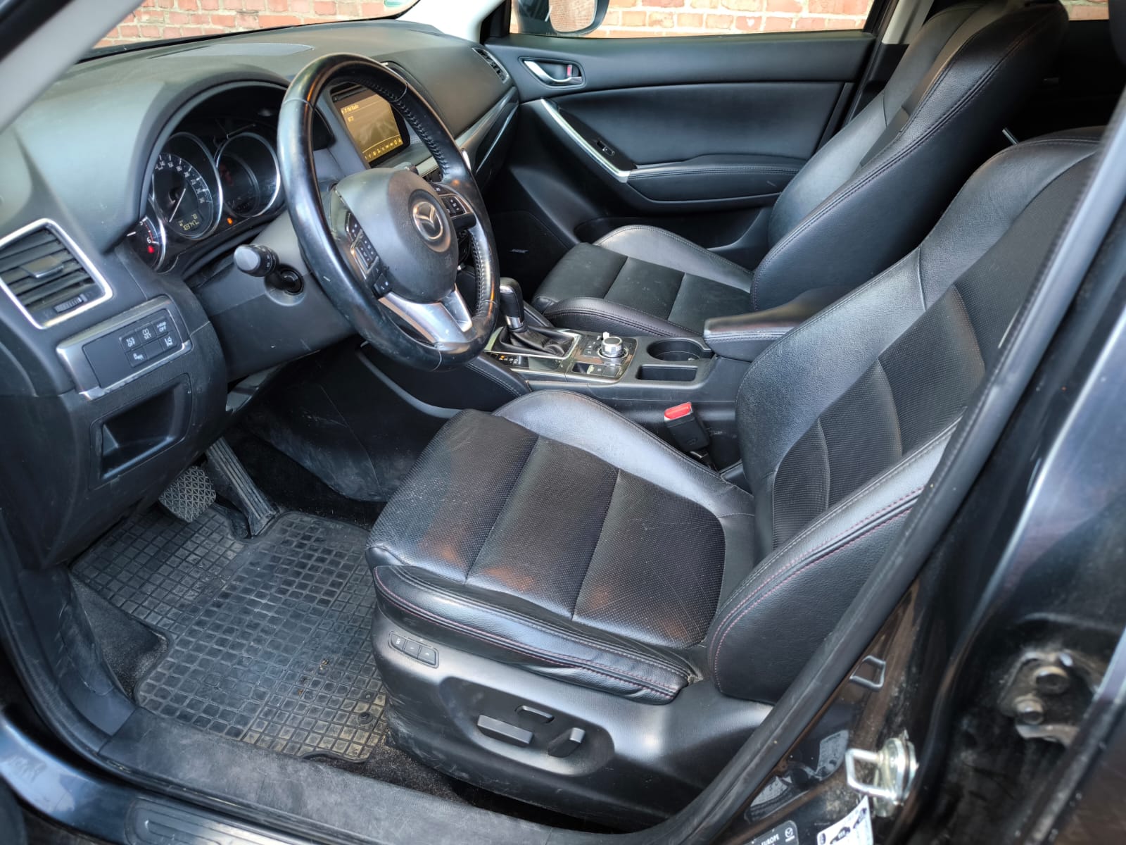 Mazda Innenraum mit Ledersitzen nach Verkauf an Autoankäufer in Konstanz anzeigen