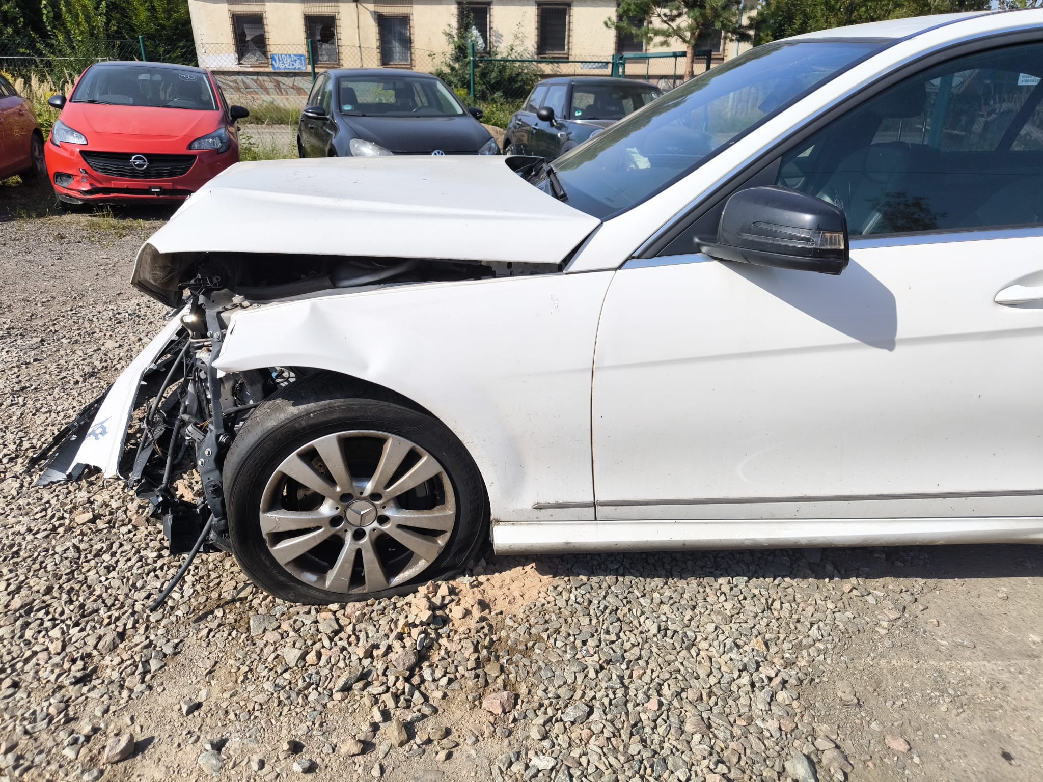 Stark beschädigter Mercedes mit Frontschaden nach Unfall, bereits verkauft und als Beispiel für Unfallwagen verkaufen in Konstanz