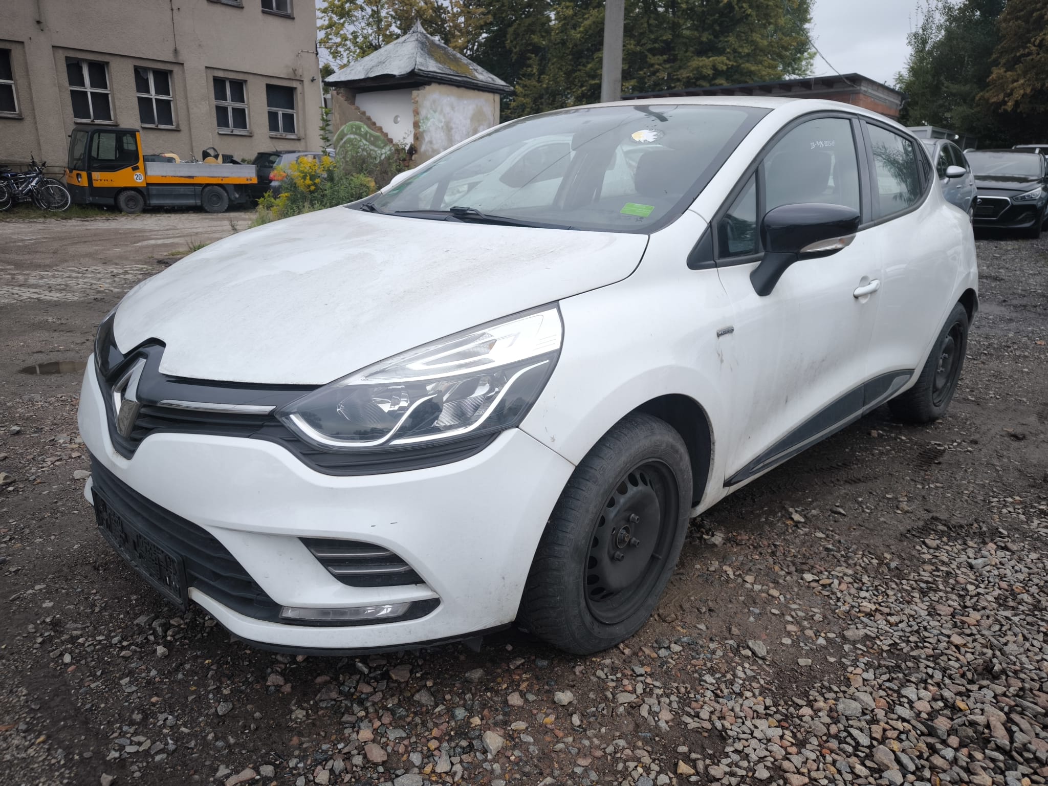 Weißer Renault Clio als bereits verkauftes Unfallfahrzeug in Krefeld direkt an spezialisierten Autoankäufer verkaufen