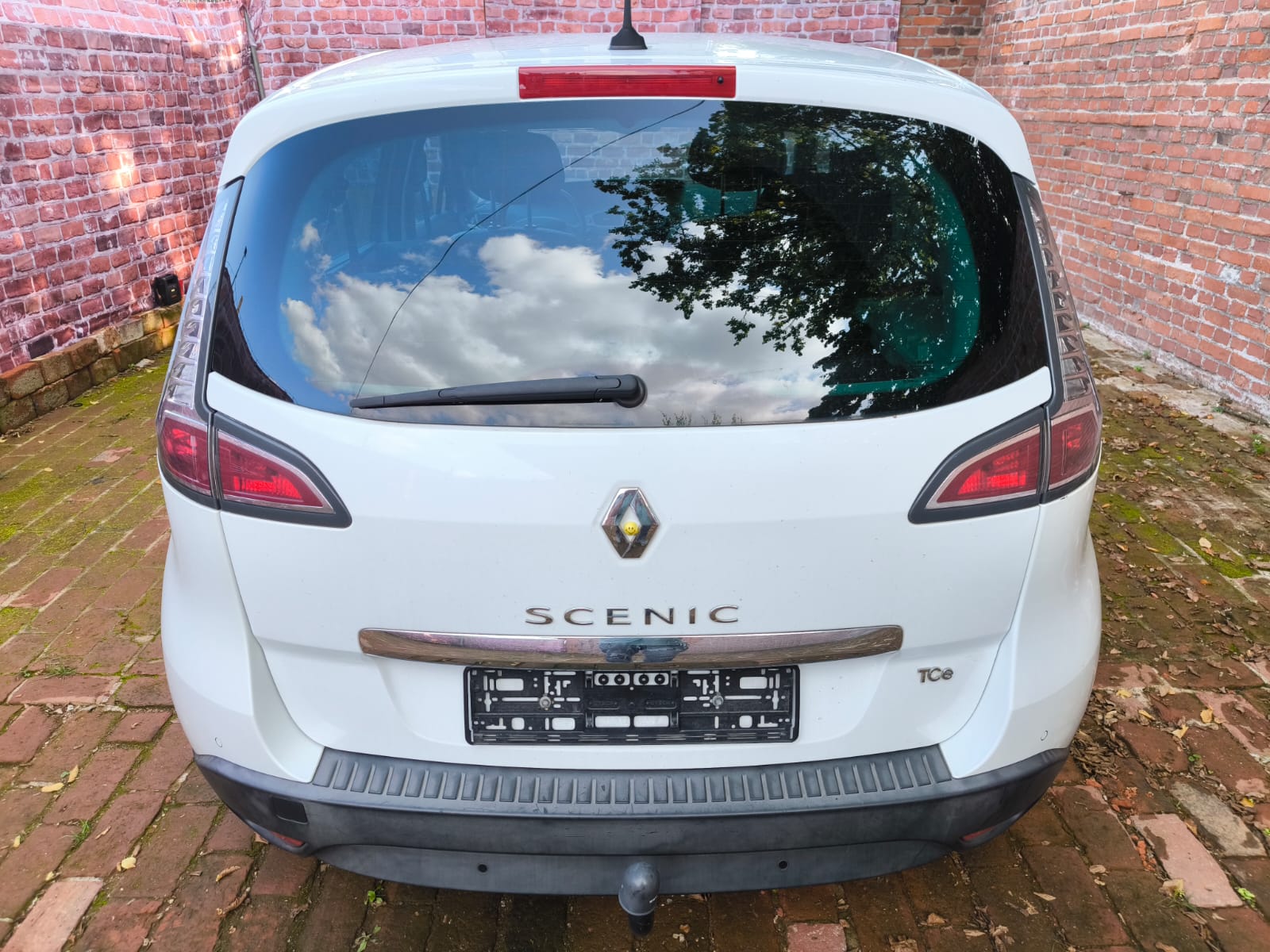 Weißer Renault Scenic Familienvan ohne Kennzeichen nach dem Auto verkaufen in Kulmbach im Hof