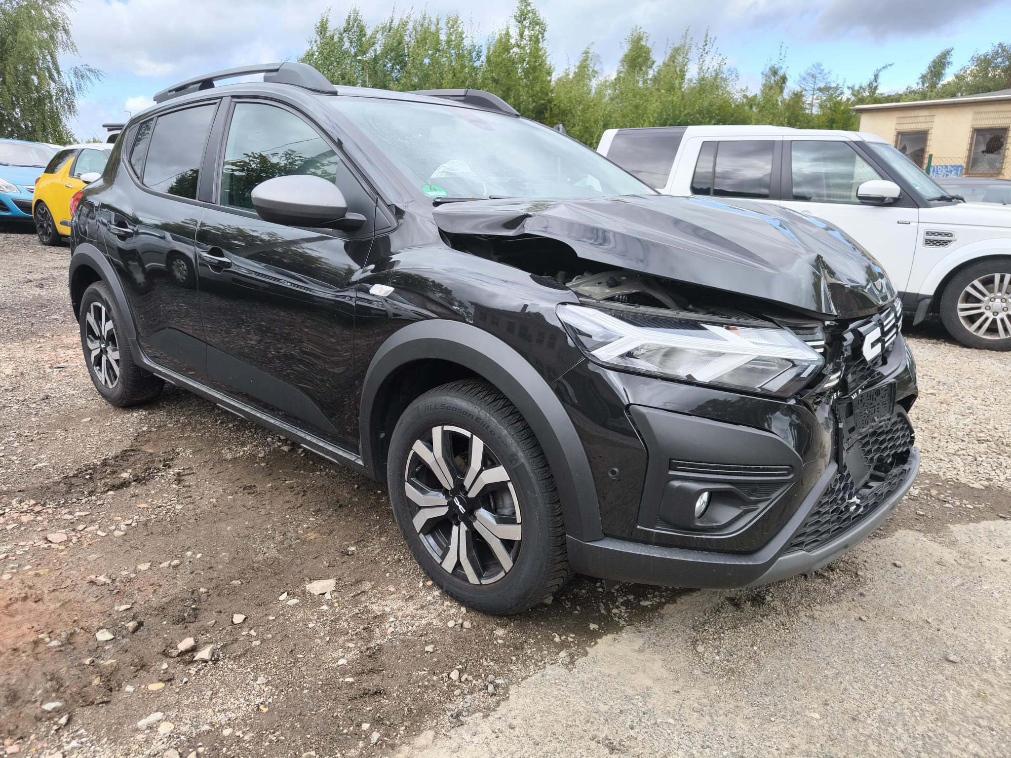 Unfall Dacia Sandero Stepway mit Frontschaden auf Schotterplatz in Laatzen verkaufen