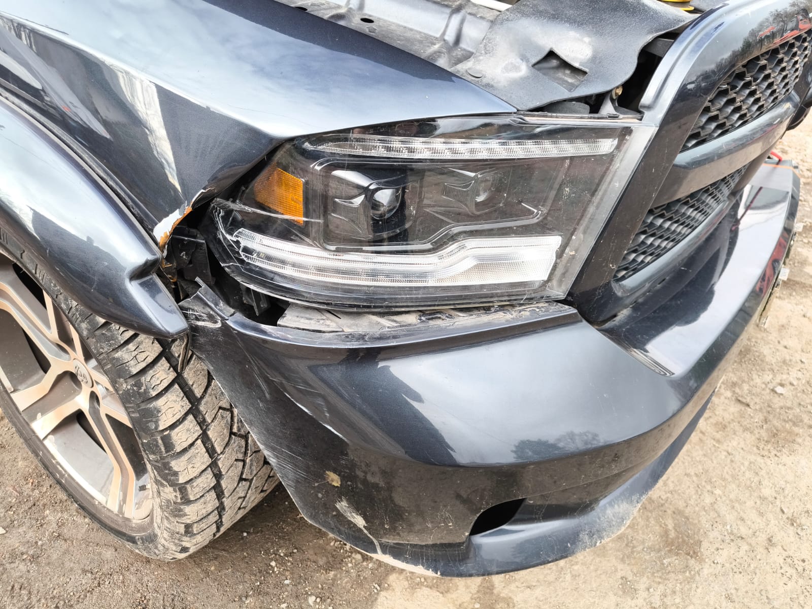 Beschädigte Front eines dunkelgrauen Pickup Unfallwagens nach einem Crash in Laatzen der bereits verkauft wurde