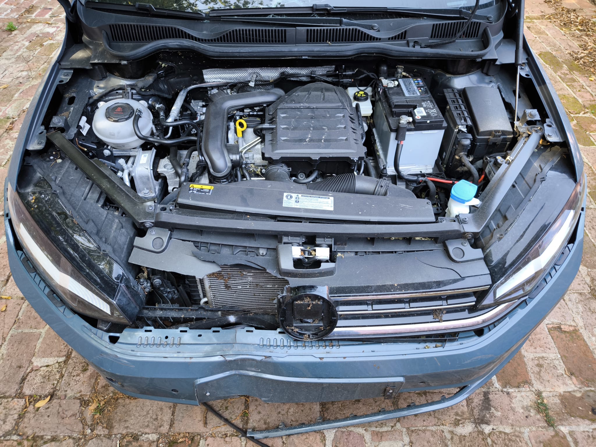 Beschädigter VW mit Frontschaden und offenem Motorraum nach Unfall in Lampertheim verkaufen