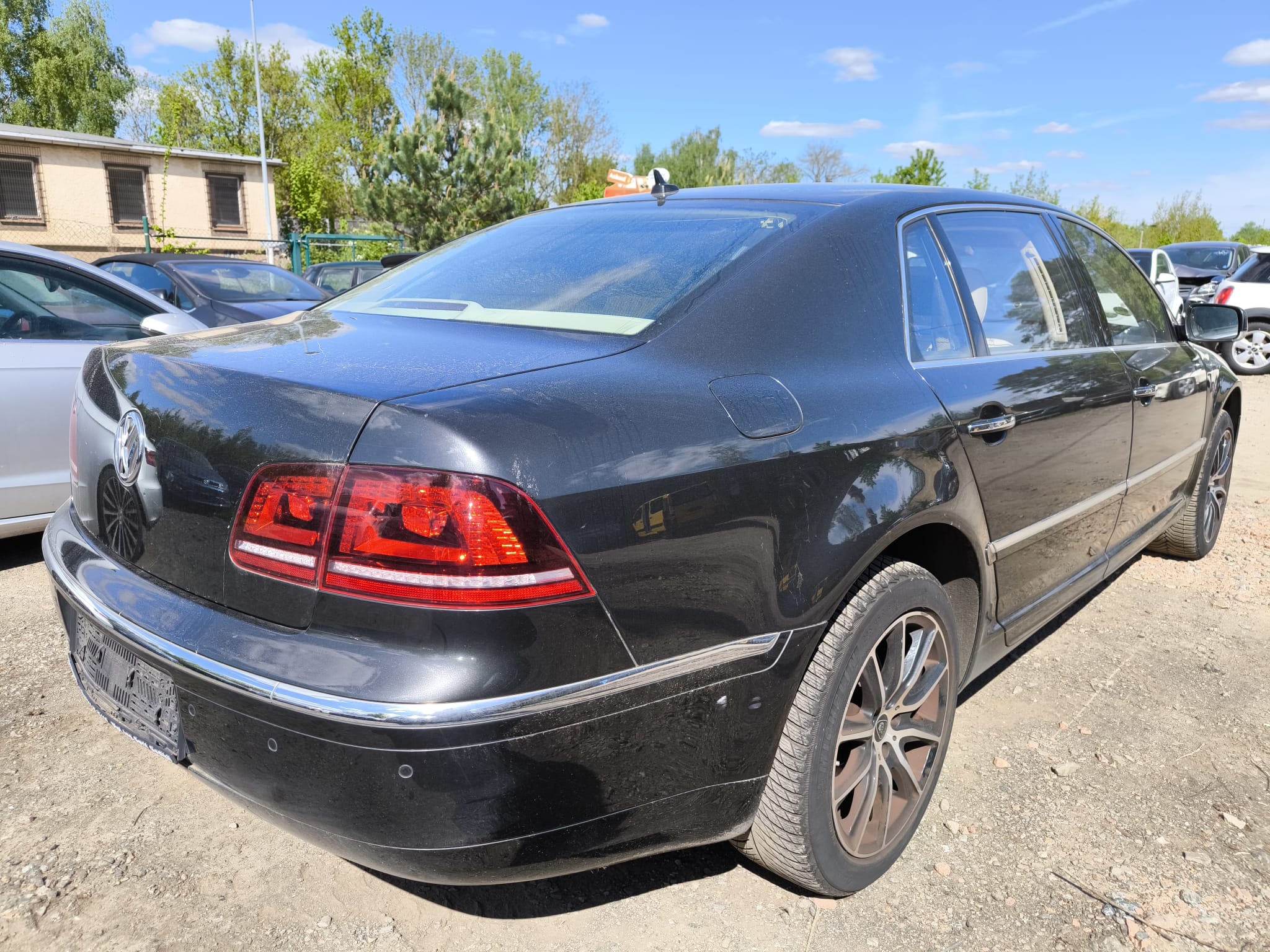 Schwarzen VW Phaeton in Landshut nach Verkauf an professionellen Autoankäufer sicher und bequem verkaufen