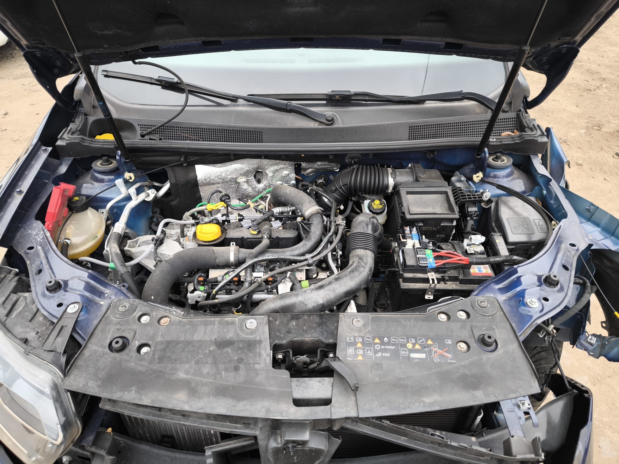 Beschädigter Motorraum eines Unfallwagens vor dem Verkauf in Landshut