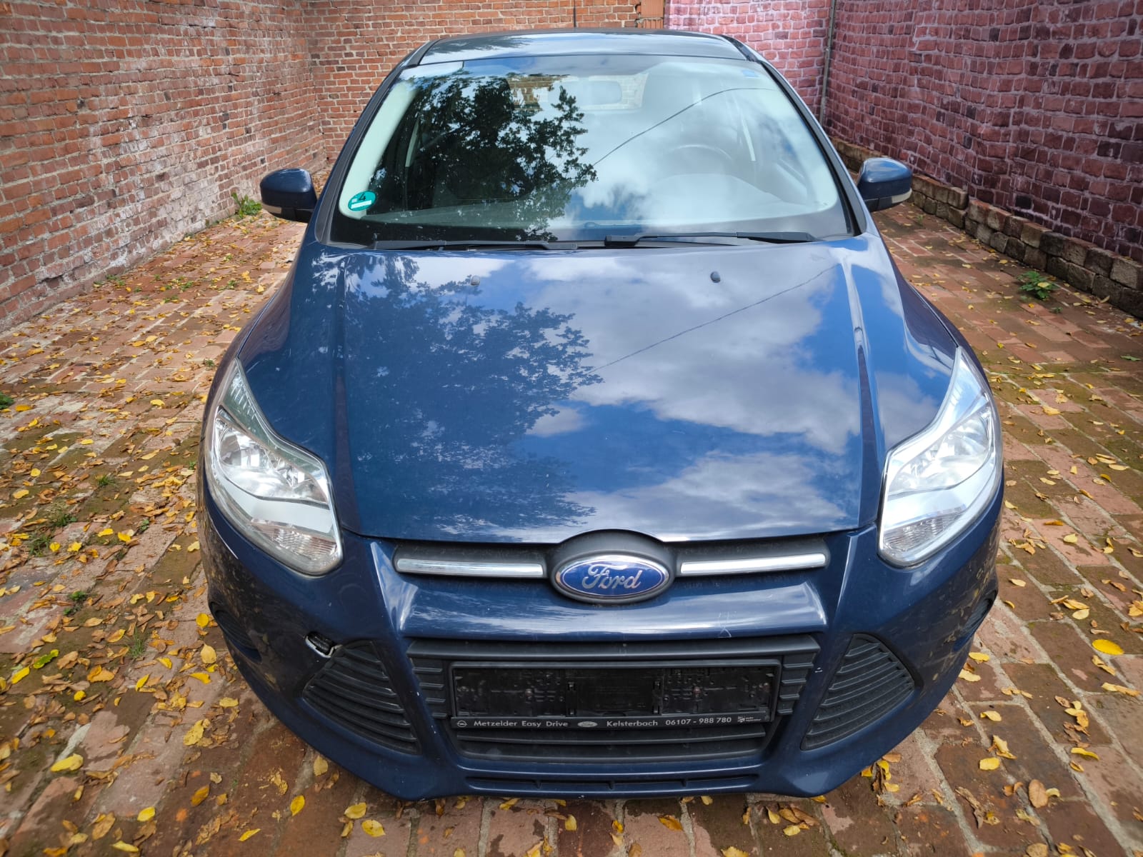 Ford Focus mit Motorschaden nach Ankauf in Langenfeld auf Hof geparkt als Beispiel für marktgerechten Autoankauf