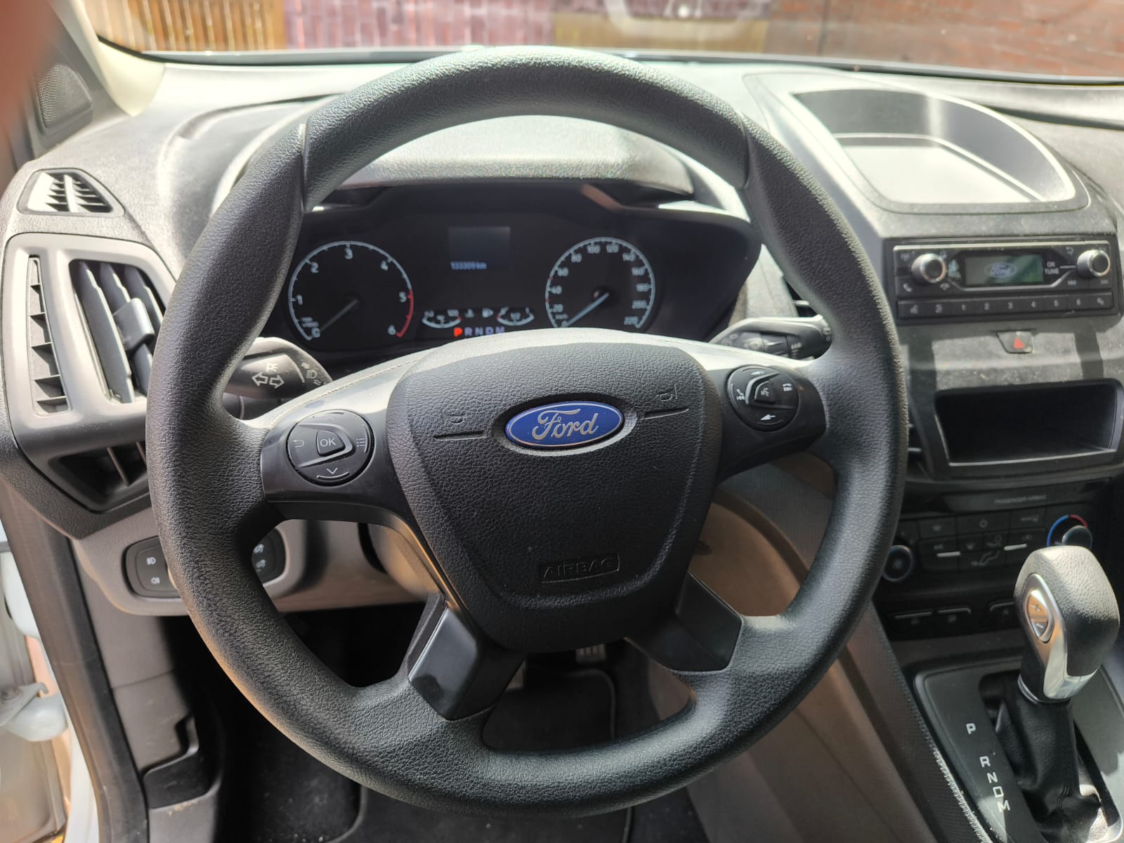 Ford Kombi Innenraum mit Automatikgetriebe zur realistischen Fahrzeugbewertung in Langenfeld verkaufen