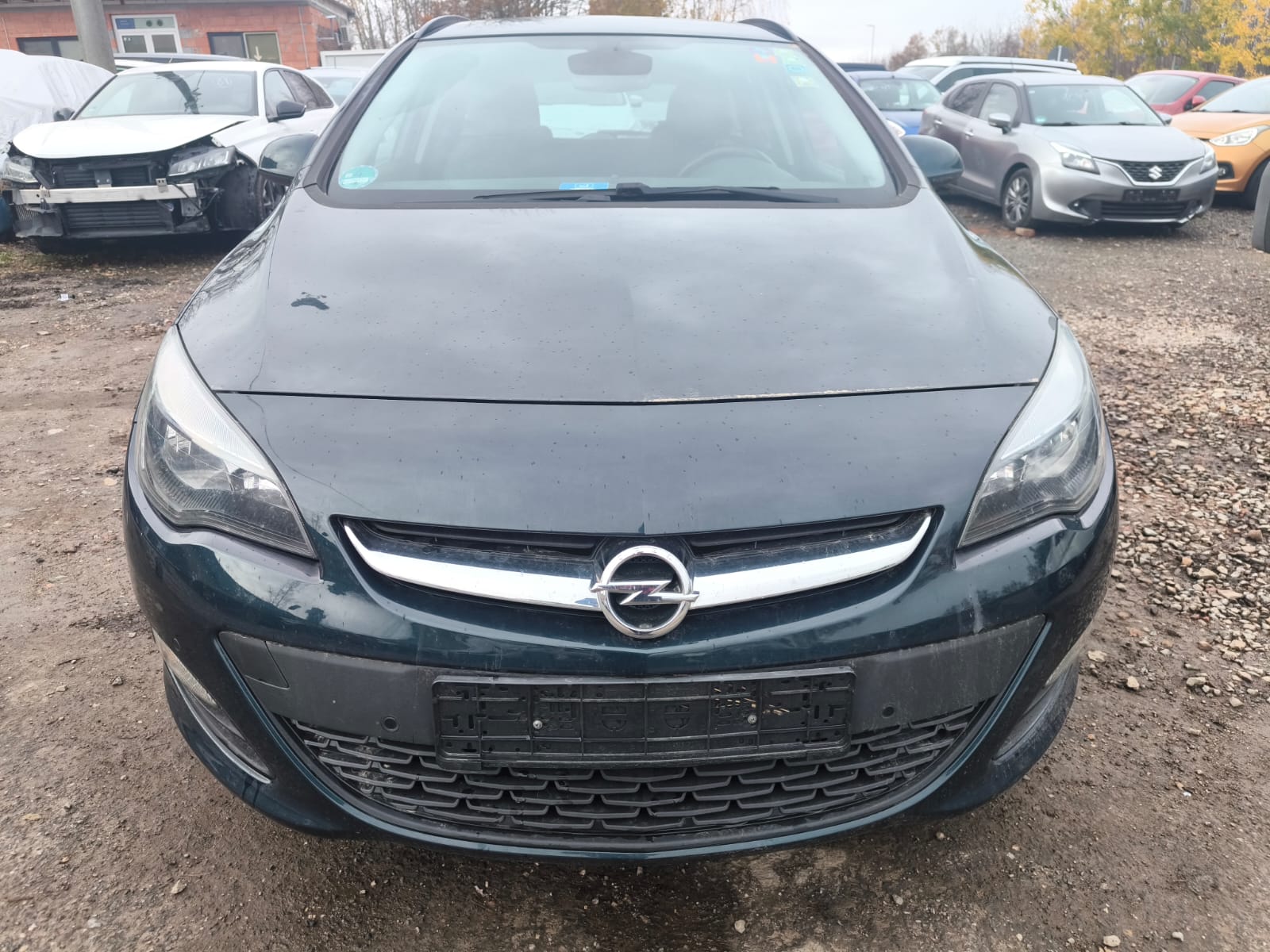 Opel Astra mit Motorschaden auf Schotterplatz nach Verkauf an Händler in Langenhagen