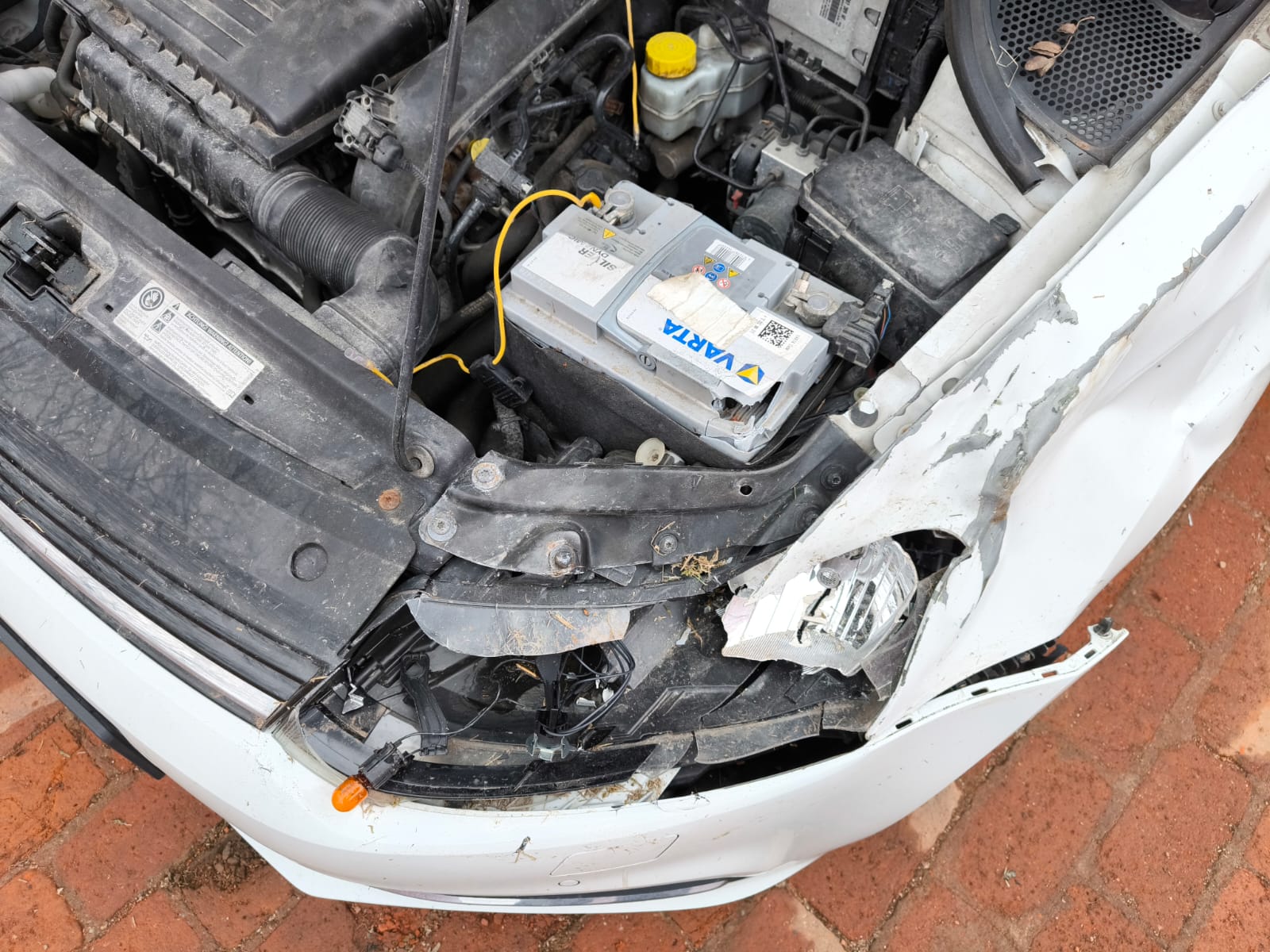 Beschädigter VW mit starkem Frontschaden im Motorraum nach Unfall in Lehrte verkaufen