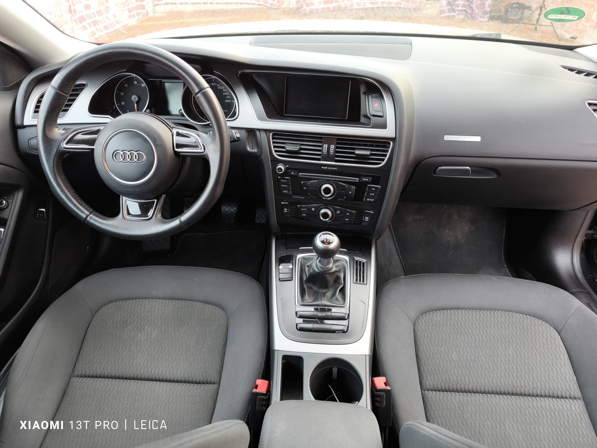 Audi A4 Innenraum nach erfolgreichem Autoverkauf in Leinfelden-Echterdingen mit Blick auf Armaturenbrett und Schalthebel