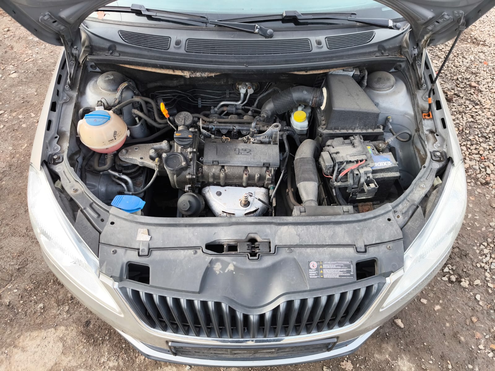 Skoda Motorraum mit deutlichem Motorschaden in Leipzig für den Autoankauf abgebildet