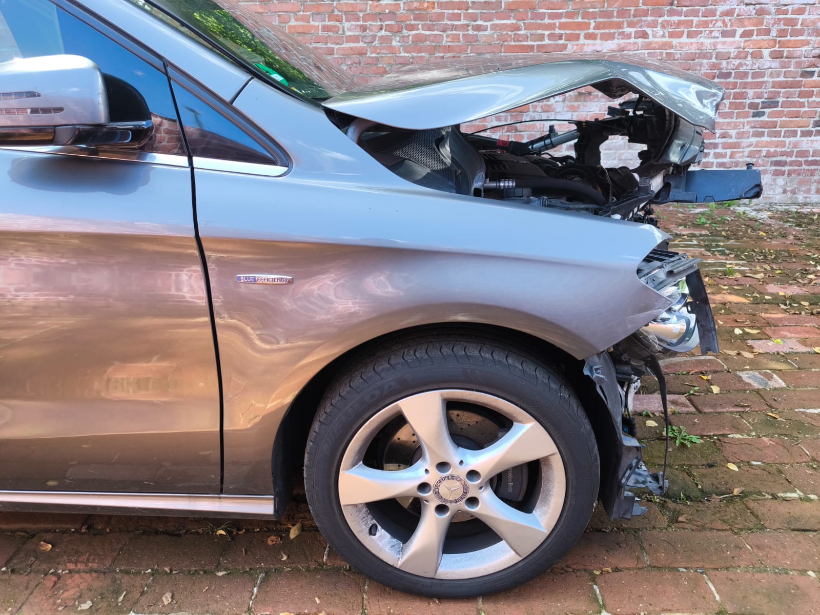 Schwer beschädigten Mercedes Unfallwagen mit starkem Frontschaden in Leipzig verkaufen