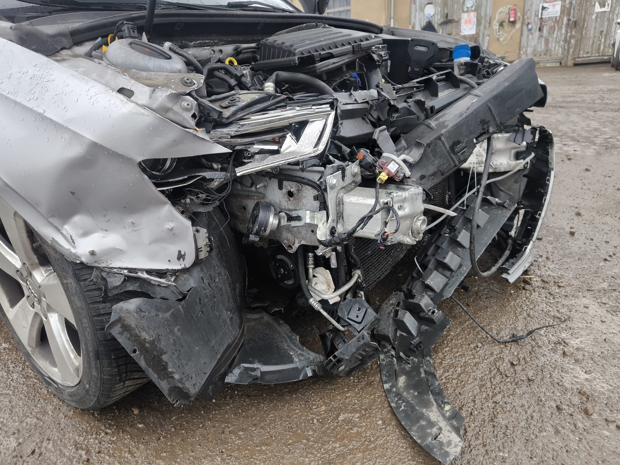 Stark beschädigten Audi Unfallwagen mit massivem Frontschaden in Lemgo verkaufen