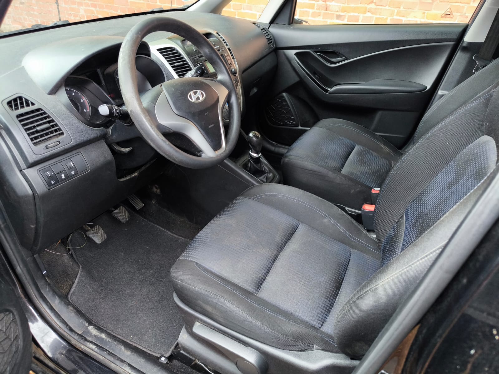 Hyundai Kleinwagen Innenraum in Leverkusen nach dem Verkaufen des Autos an lokalen Händler