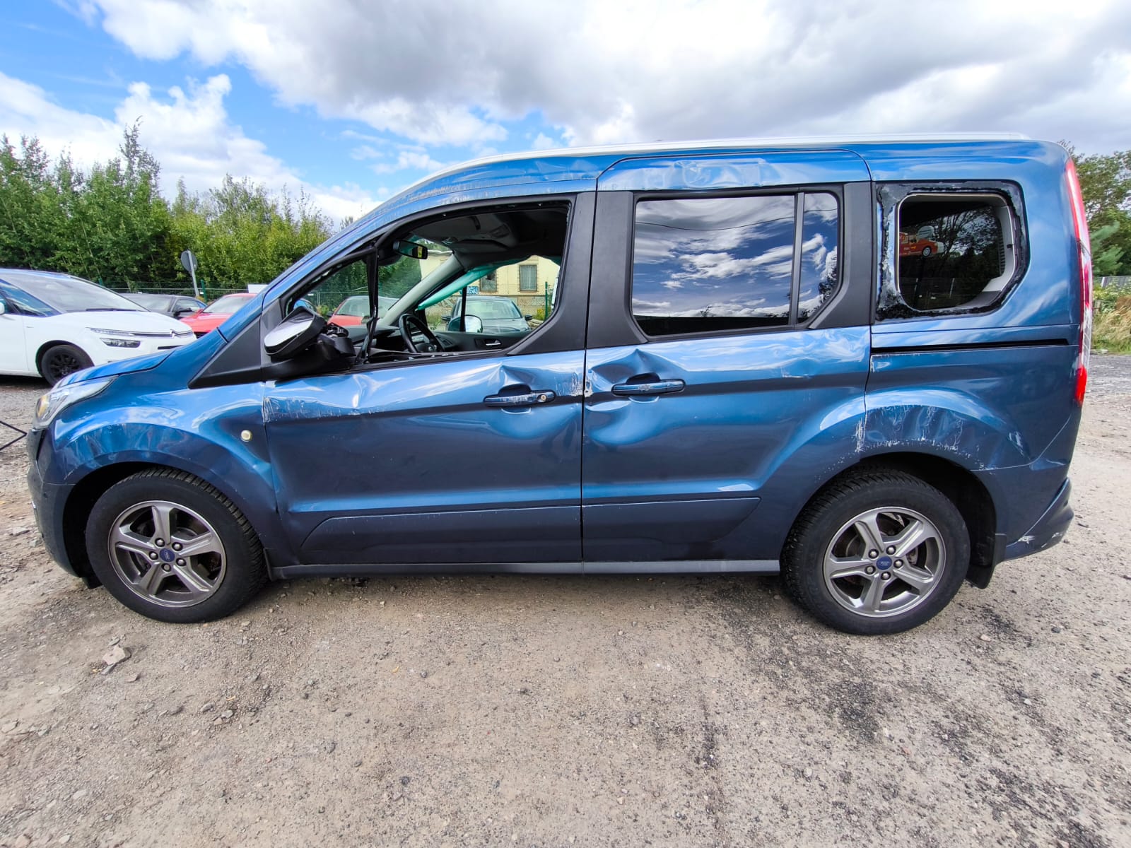 Beschädigter Ford Transit Connect nach Unfall für schnellen Unfallwagenverkauf in Leverkusen