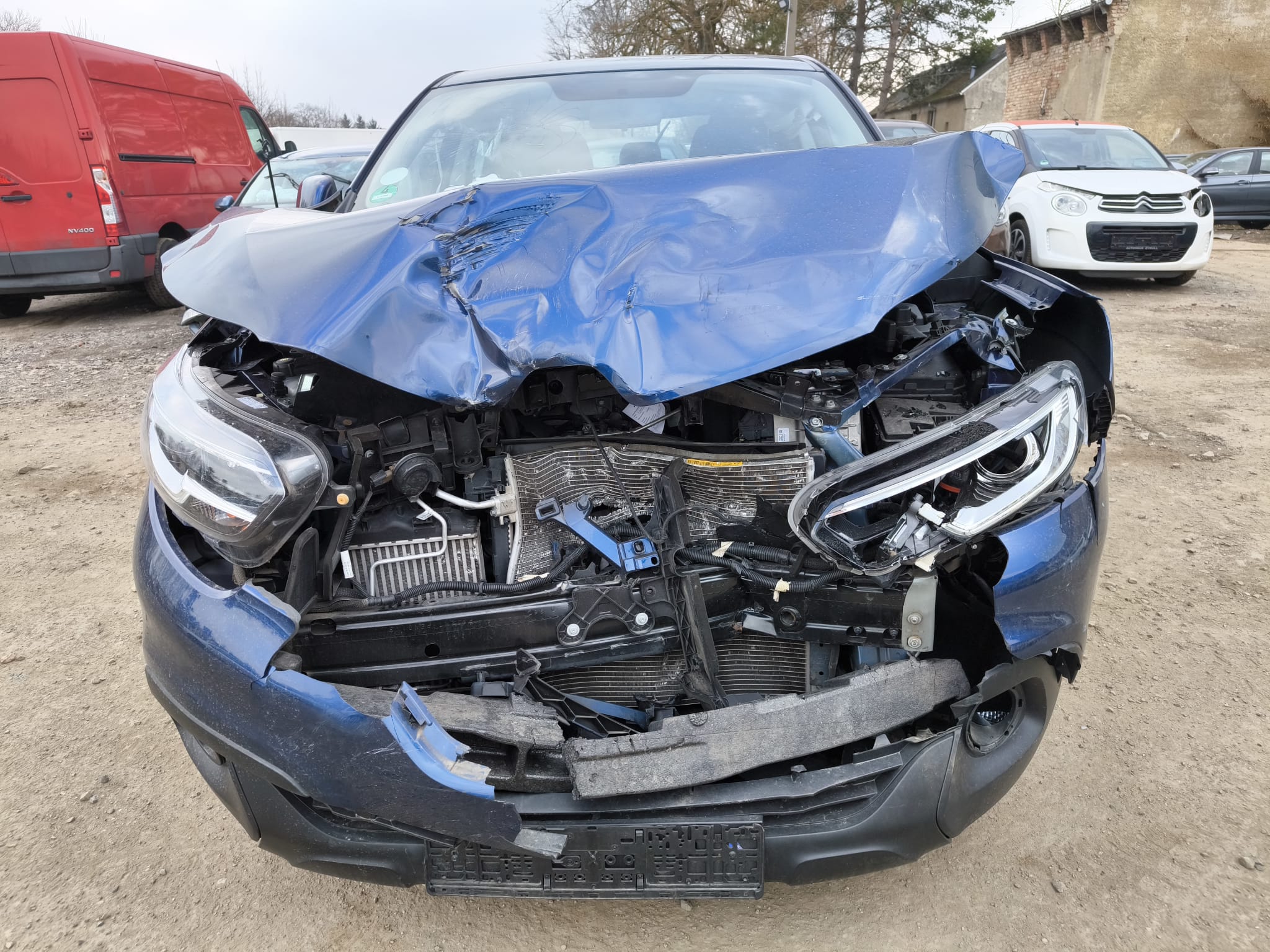 Stark beschädigter Renault mit Frontschaden als Unfallwagen nach Auffahrunfall in Lindau für seriösen Autoankauf