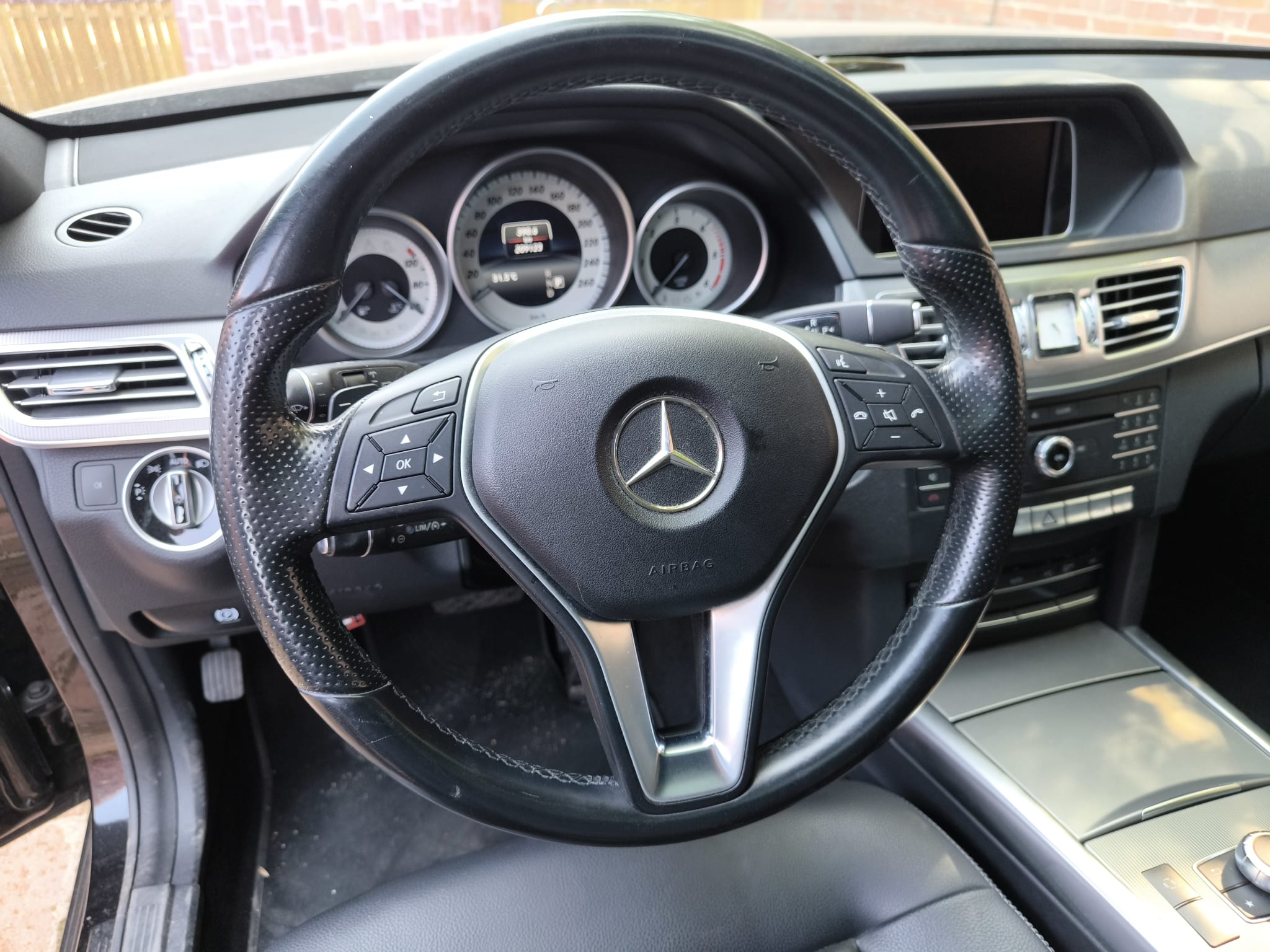 Mercedes Innenraum mit Lenkrad als Beispiel für transparentes Auto verkaufen in Lingen Ems