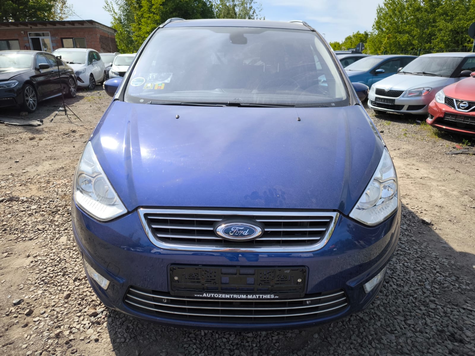Ford Galaxy mit Motorschaden auf Schotterparkplatz nach Verkauf in Lippstadt