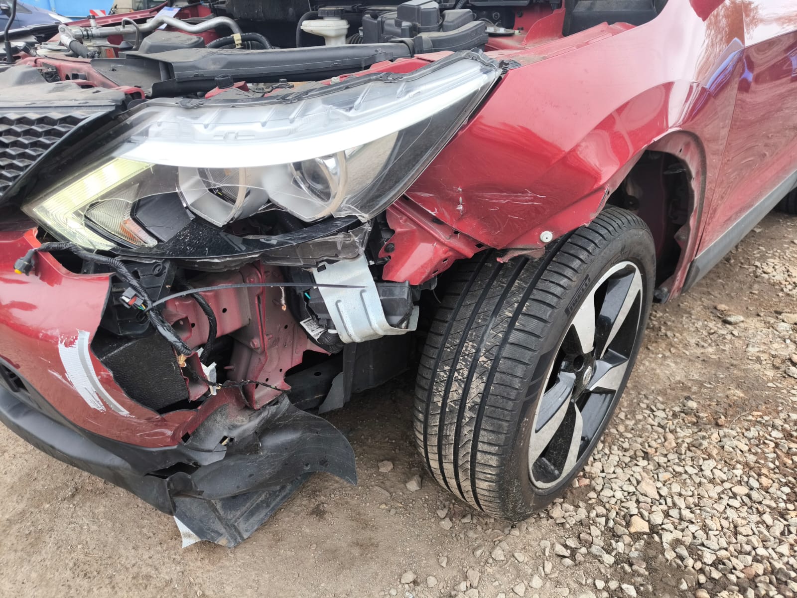 Nissan Qashqai nach Frontunfall in Lippstadt mit stark beschädigter Stoßstange und Kotflügel als Beispiel zum Unfallwagen verkaufen