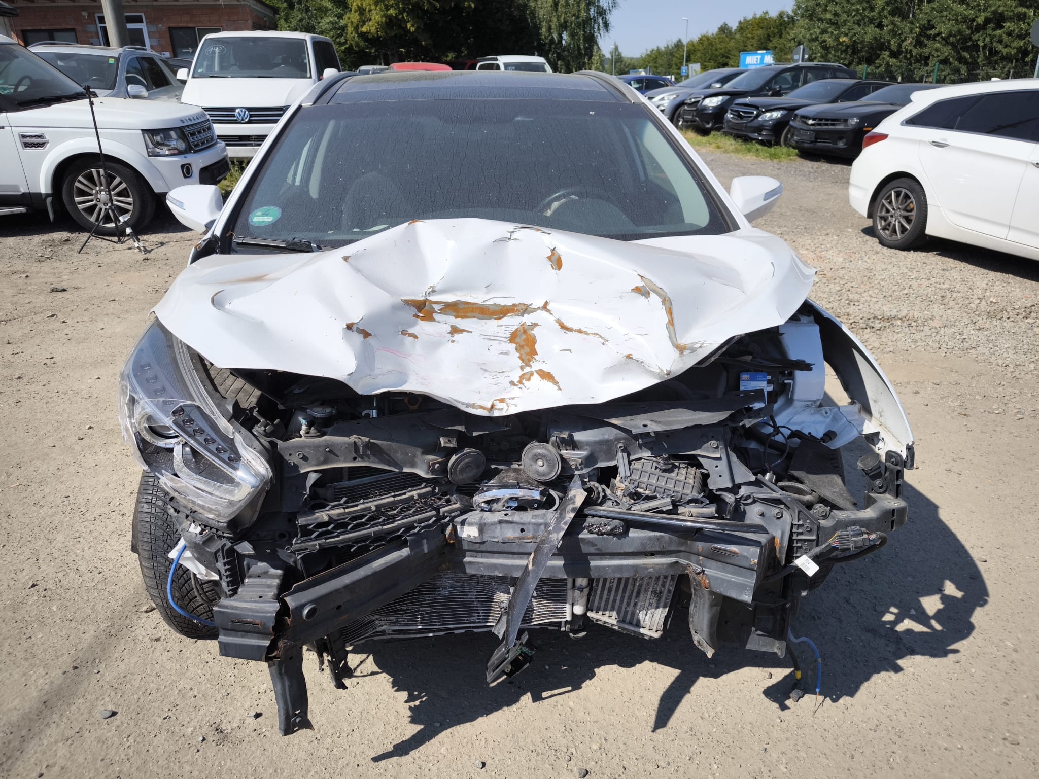 Stark beschädigter Kombi mit Frontschaden nach Unfall auf Parkplatz in Löhne verkaufen