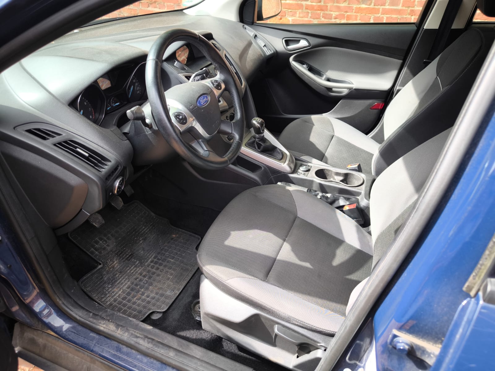 Gebrauchten Ford Focus Innenraum nach erfolgreichem Auto verkaufen in Lörrach mit digitalem Online Formular und kostenloser Abholung