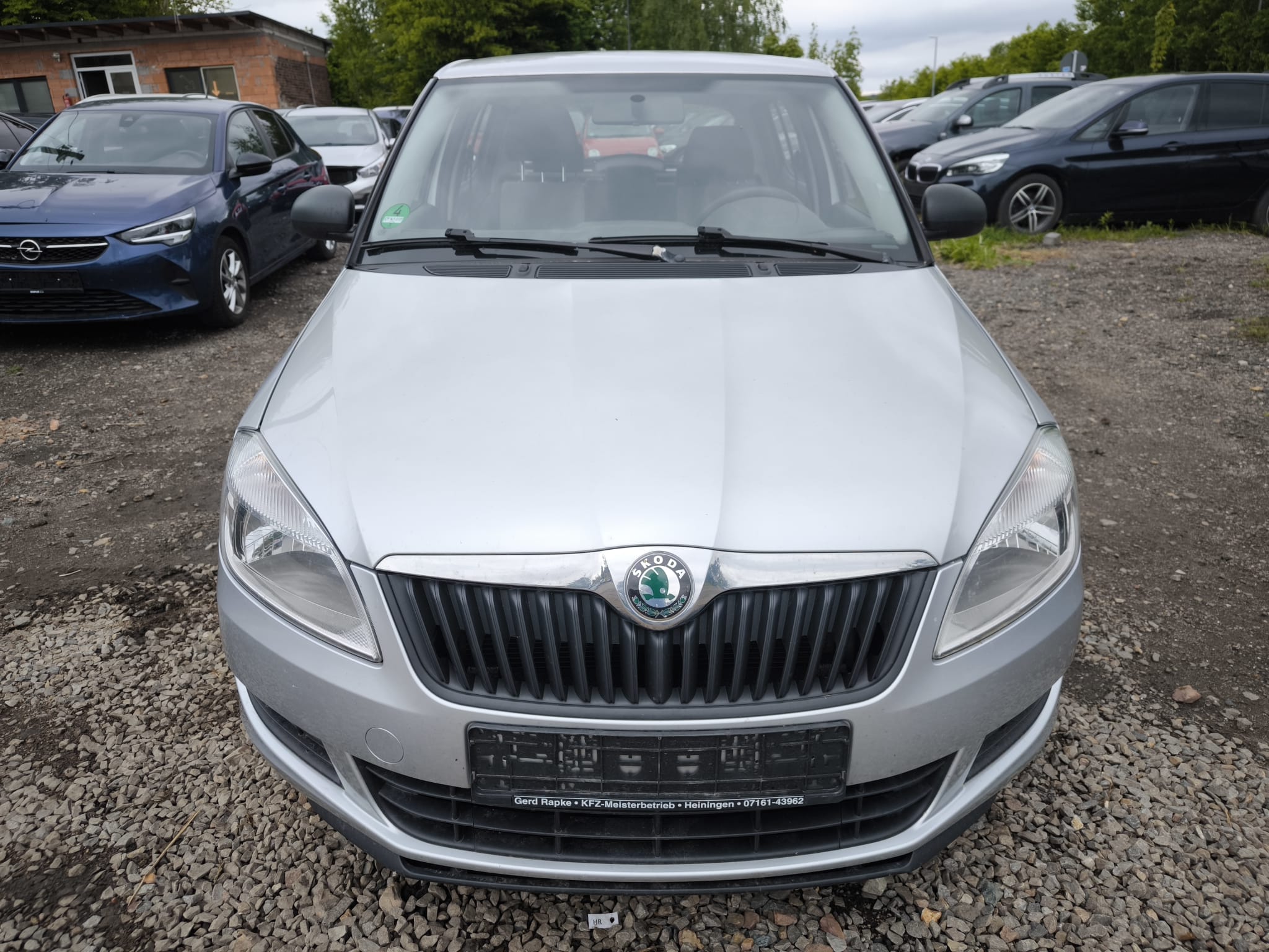 Silberner Skoda Fabia auf Hof nach Verkauf in Ludwigsburg, ideal um ein gebrauchtes Auto digital zu verkaufen
