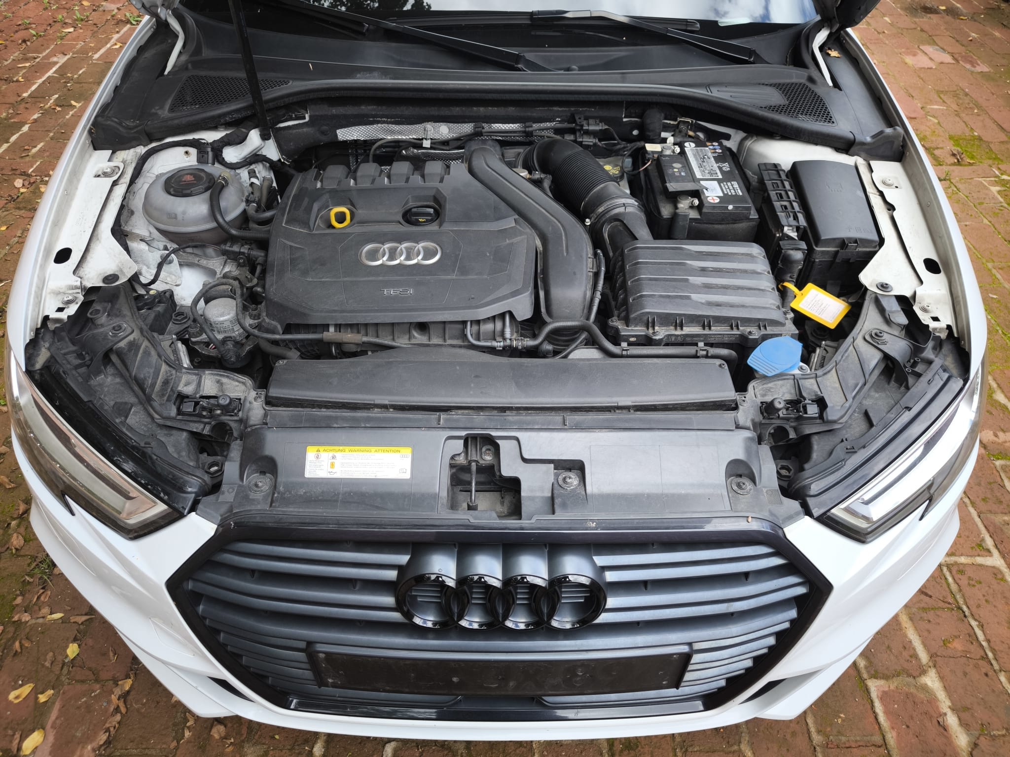 Audi A3 mit Motorschaden unter geöffneter Motorhaube in Ludwigshafen am Rhein verkaufen