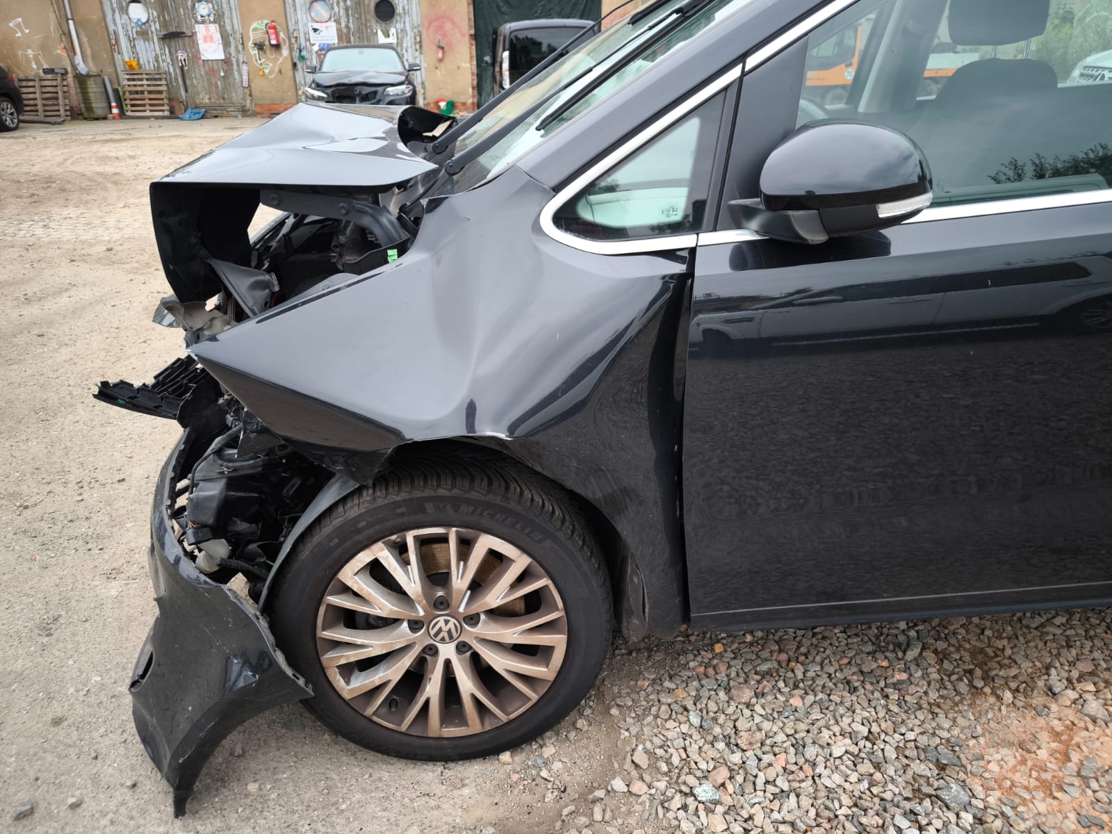 Schwer beschädigter VW nach Frontunfall in Ludwigshafen am Rhein zum Auto Verkaufen