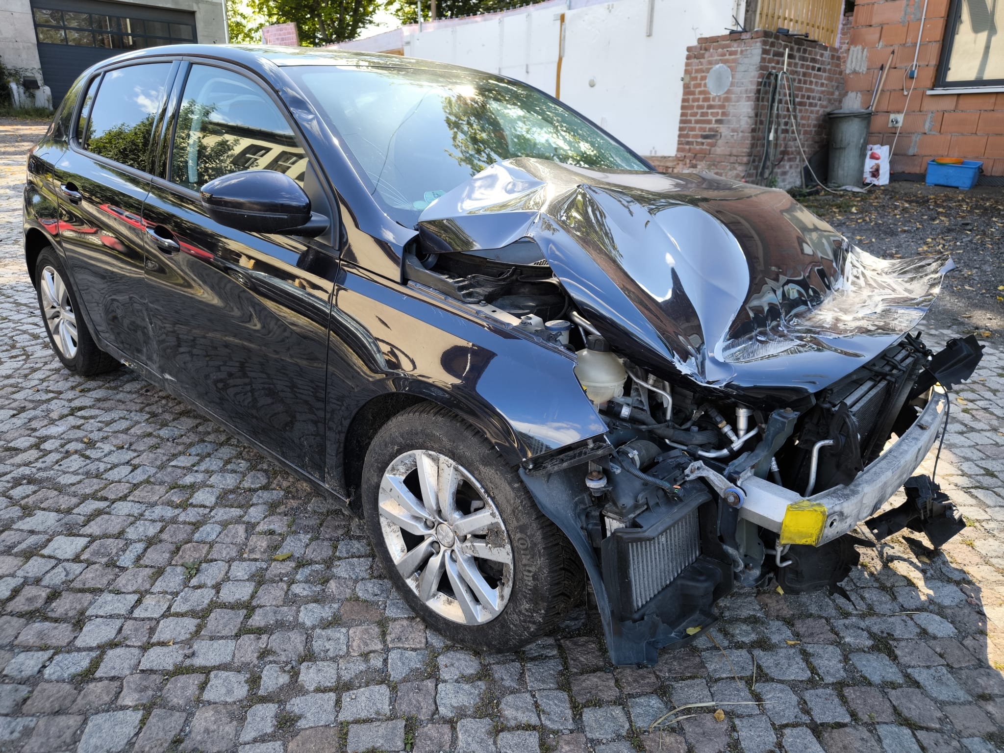 Schwer beschädigten Peugeot 308 in Ludwigshafen am Rhein verkaufen nach Frontunfall