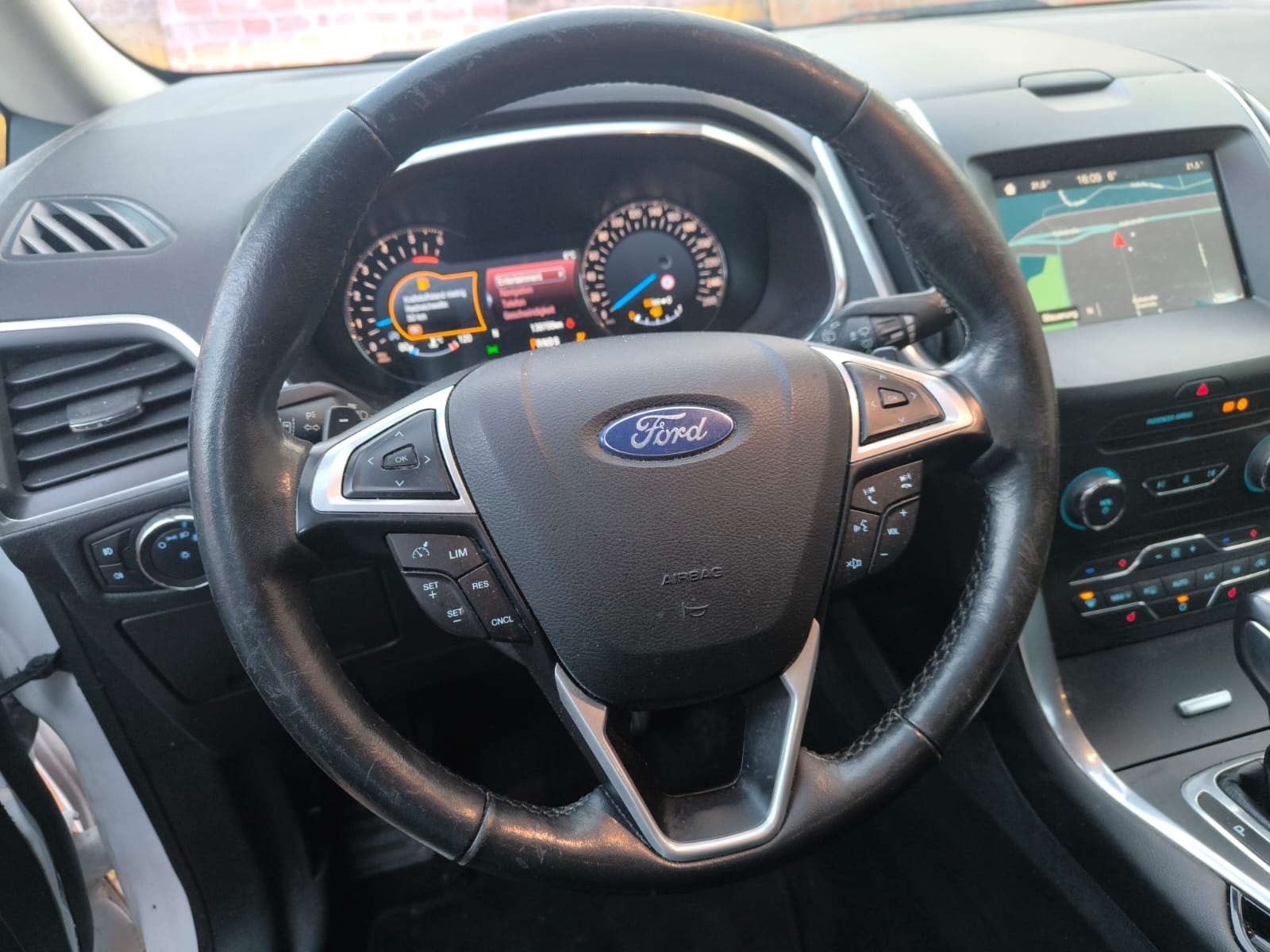 Ford Innenraum mit Lenkrad und Armaturenbrett nach Autoverkauf in Lübeck