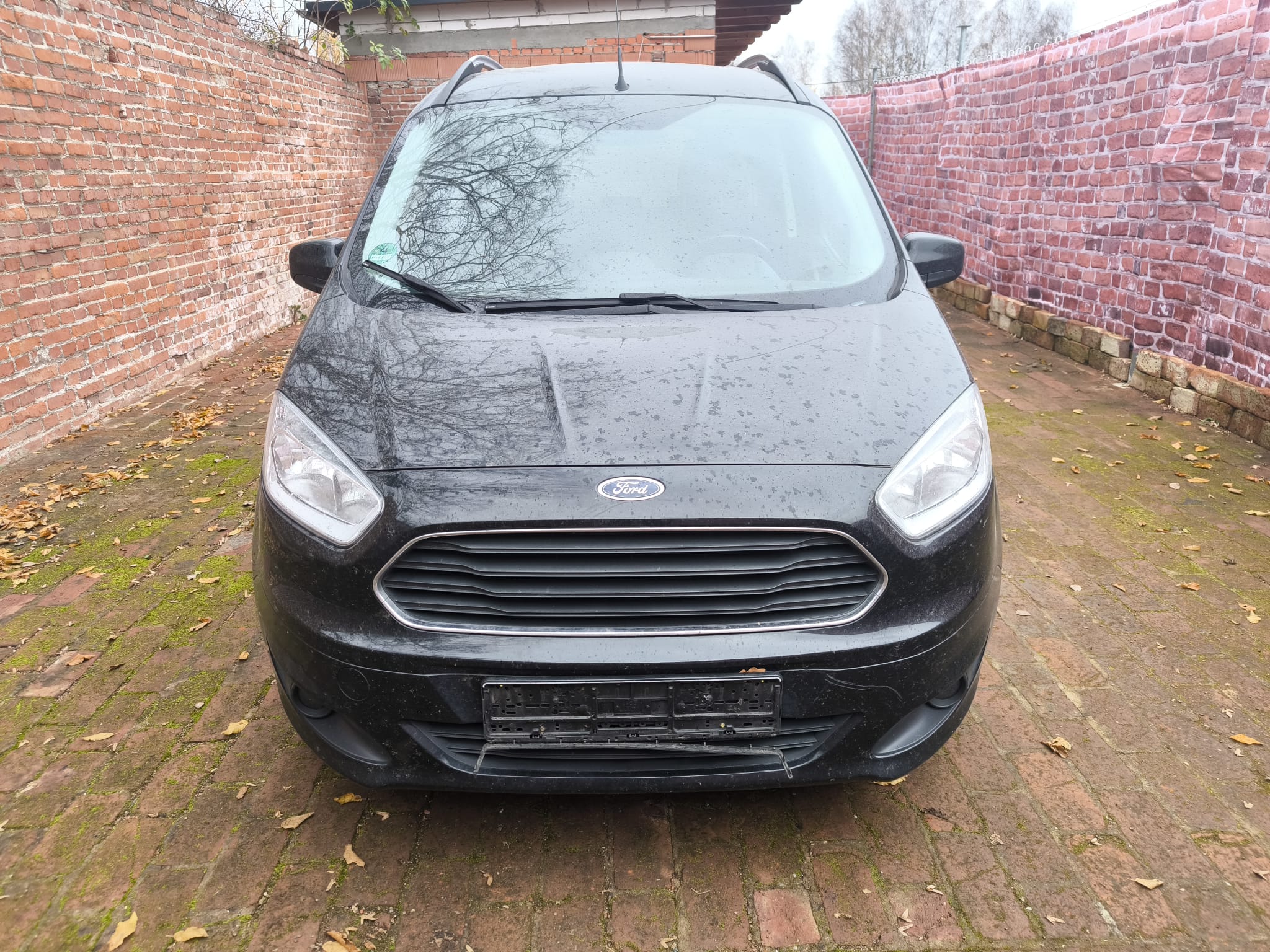 Ford Transit mit Getriebeschaden in Hofansicht in Lübeck verkaufen