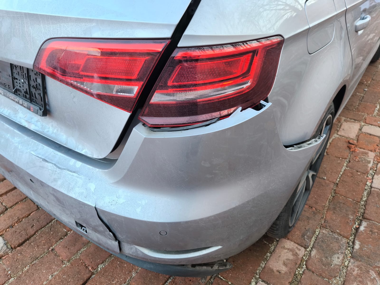 Beschädigtes Audi Heck mit Riss in der Stoßstange nach Unfall in Lübeck verkaufen