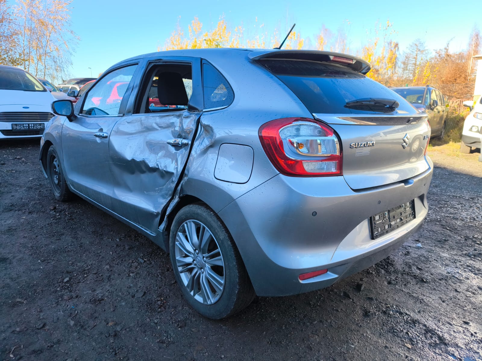 Beschädigter Suzuki Baleno nach Unfall mit starkem Seitenschaden auf Schrottplatz in Lüdenscheid verkaufen