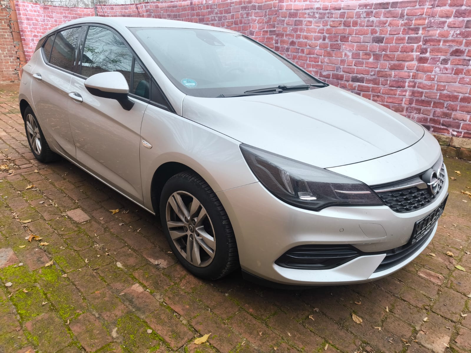 Silberner Opel Astra als bereits verkaufter Gebrauchtwagen in Lüneburg, ideal um das eigene Auto online und ohne Umwege zu verkaufen