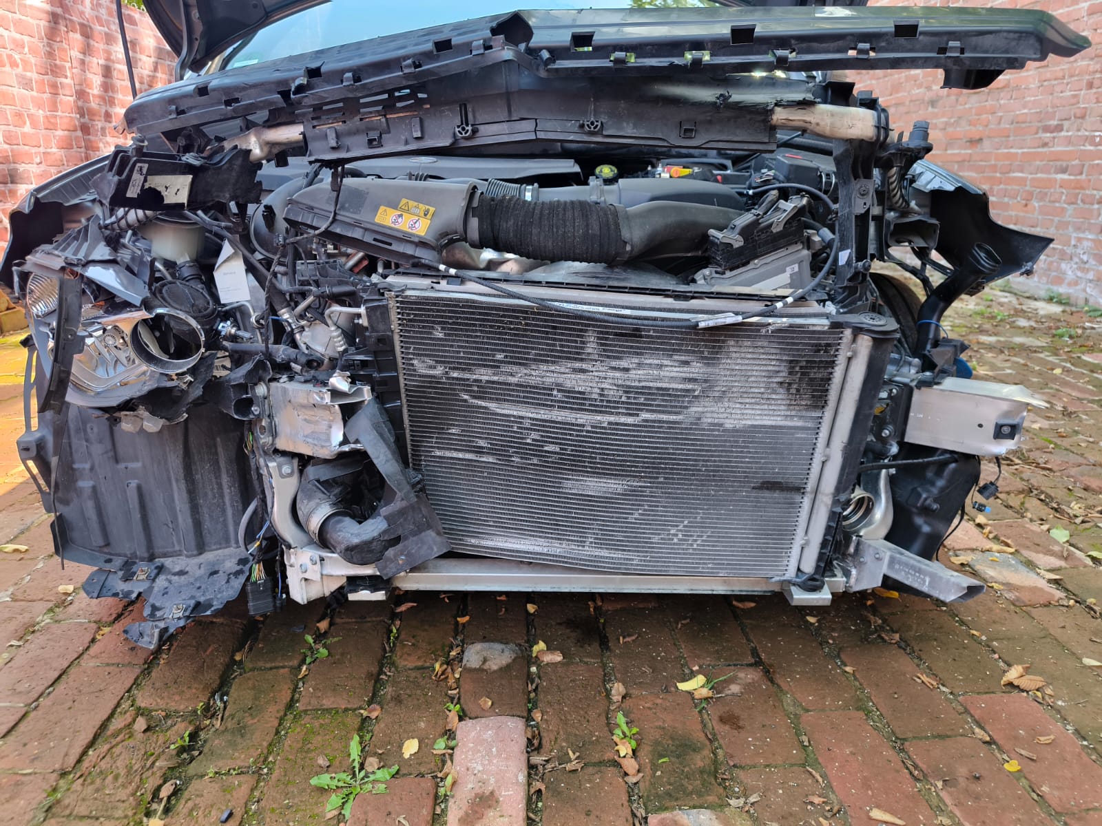 Stark frontbeschädigtes Unfallauto mit freiliegendem Motorraum auf Ziegelhof in Lünen verkaufen